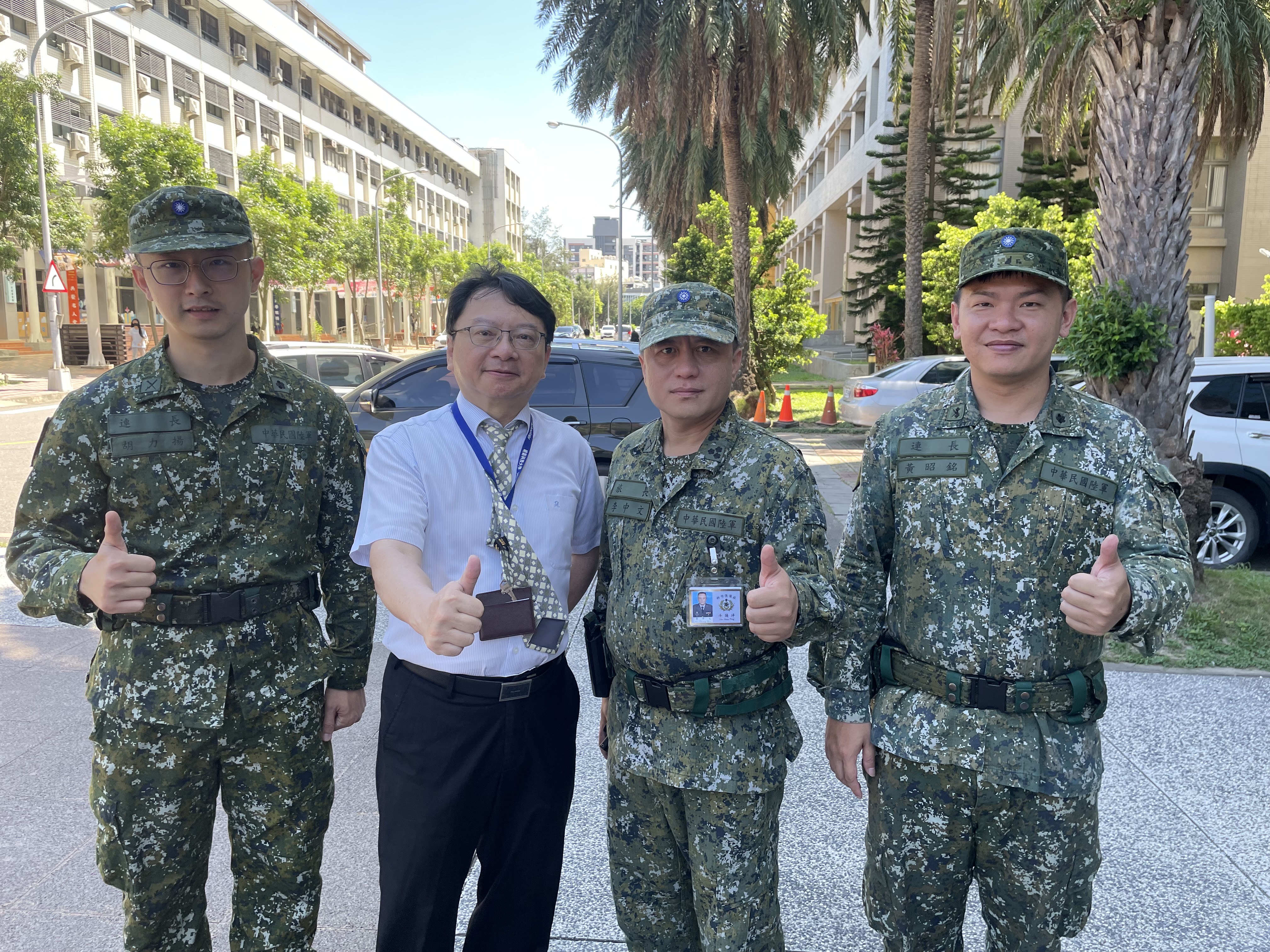 001.校長呂明峯預祝本次教召作業圓滿成功並與新竹後備旅旅長李中文上校、連長黃昭銘少校、連長胡力揚少校合影留念
