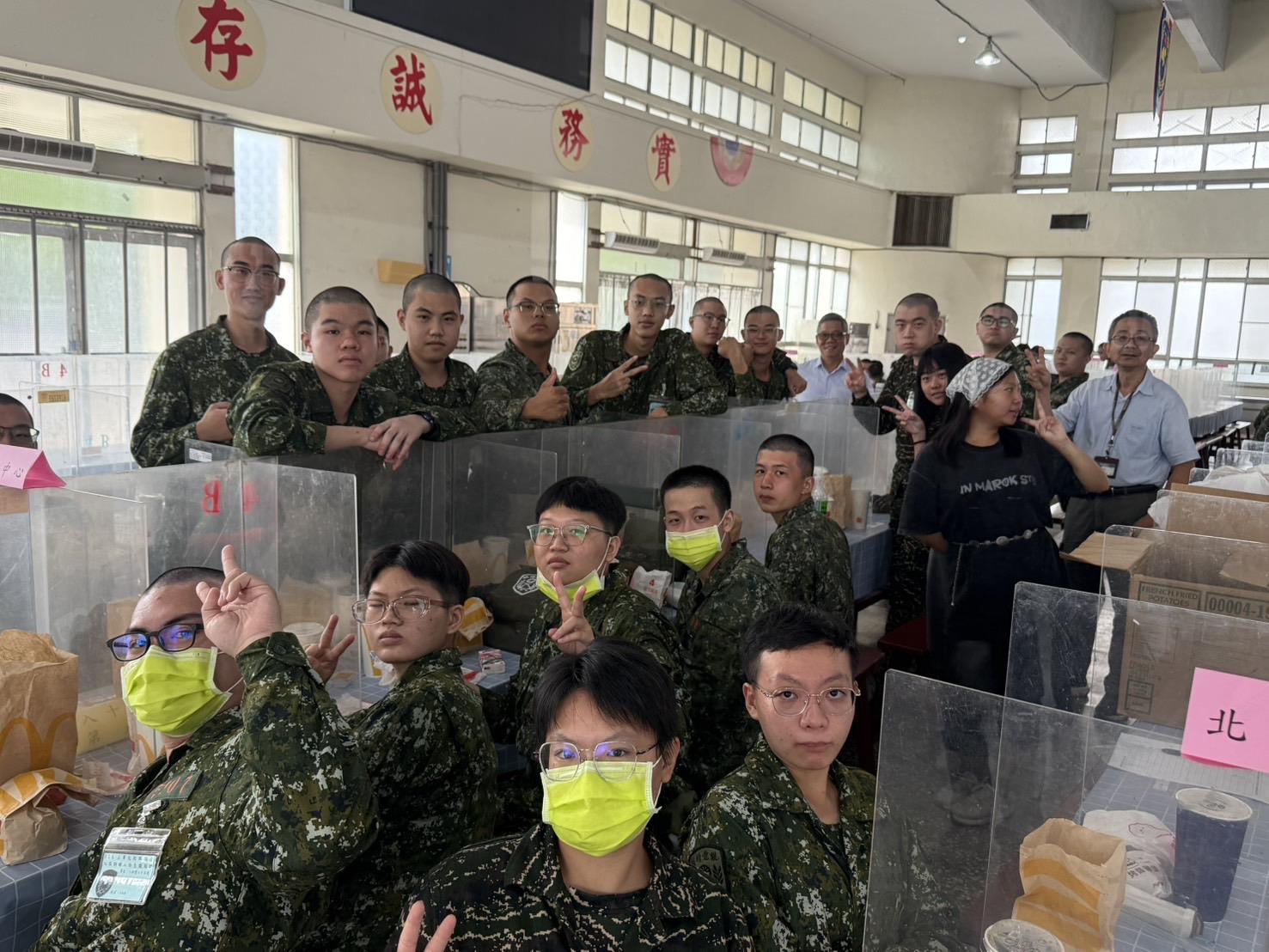 001.ROTC新生「入伍訓」同學均集合陸軍官校餐廳接受各校各校承辦單位探視
