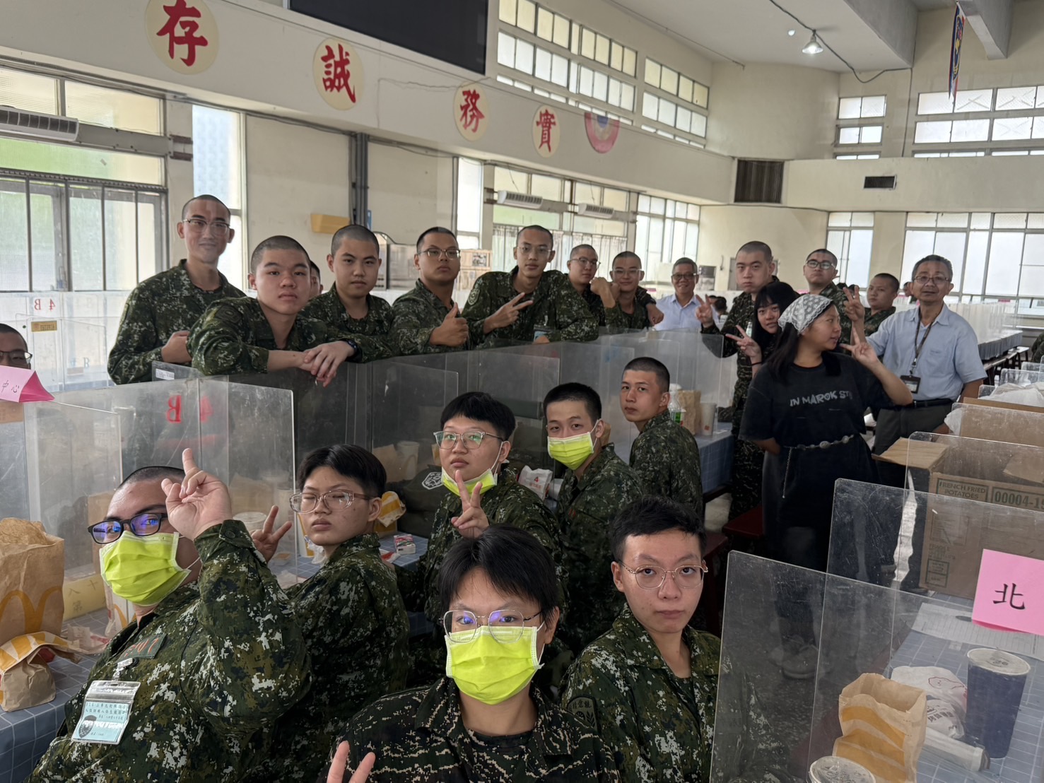 001.ROTC新生「入伍訓」同學均集合陸軍官校餐廳接受各校各校承辦單位探視
