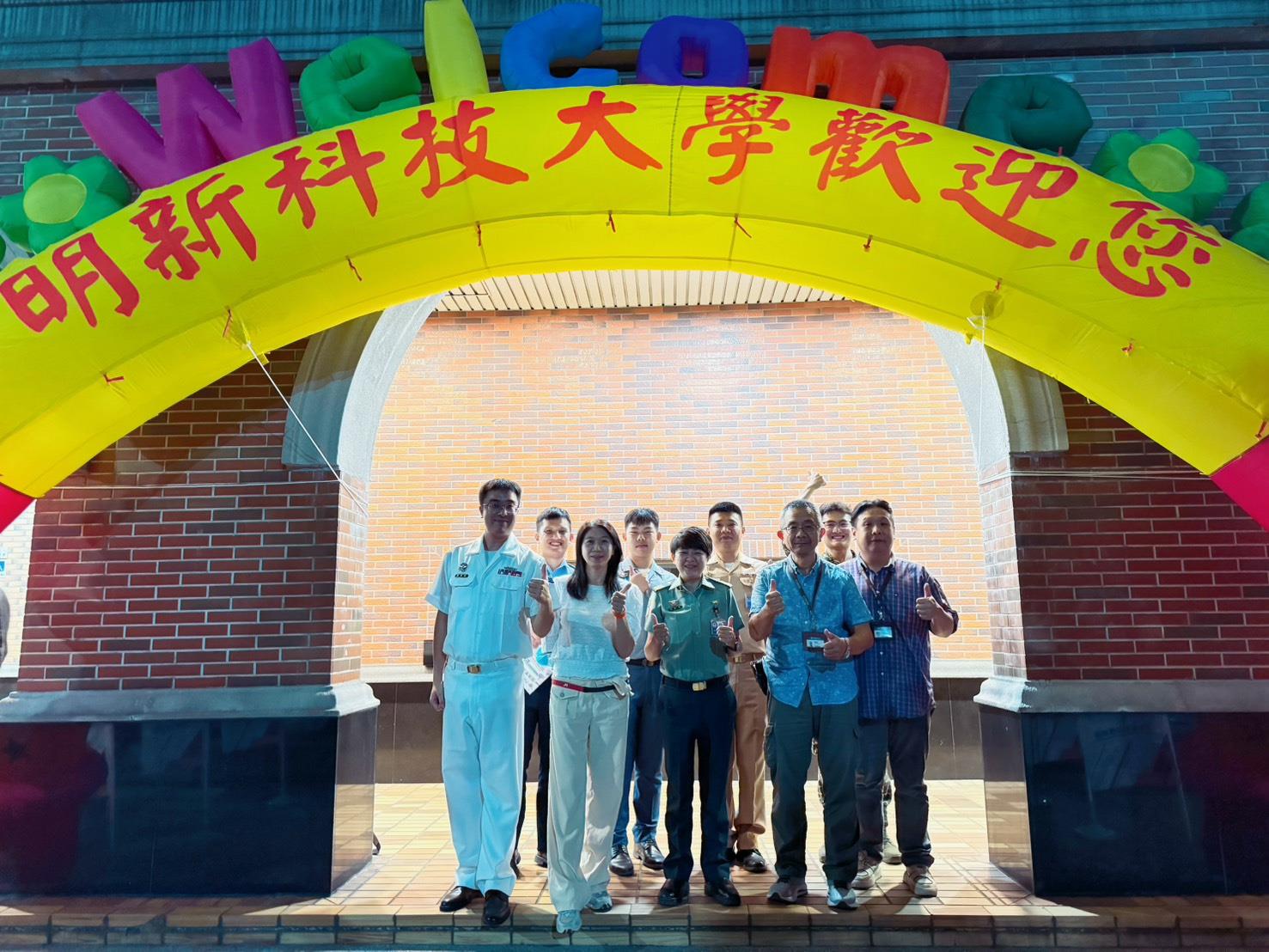 001.本校國軍人才培育中心與國軍新竹招募站團隊建立良好合作關係。 (全體招募同仁合影)
