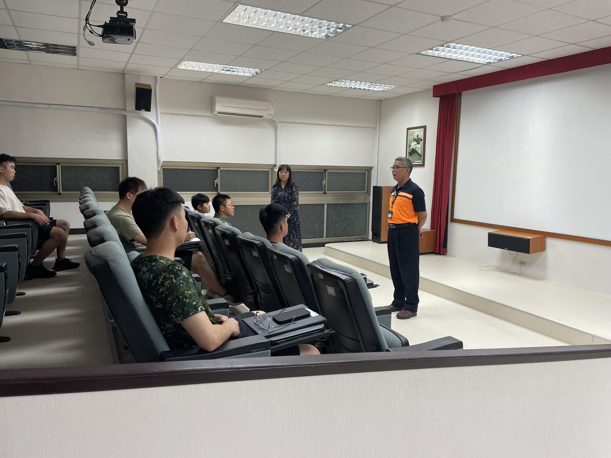 001.09/08日(一)晚間至陸軍北測中心碩士班上課情形