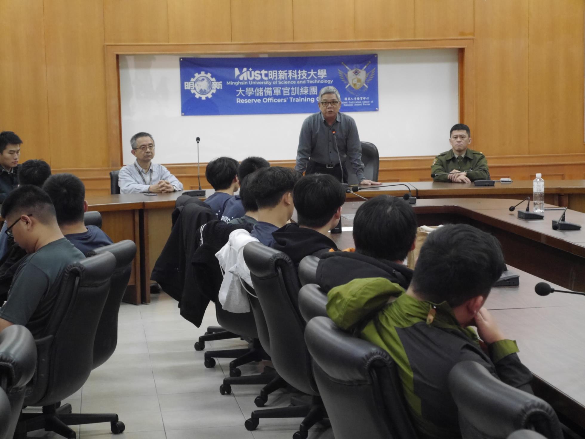 001.ROTC調適教育說明會由副處長陳永忠主持