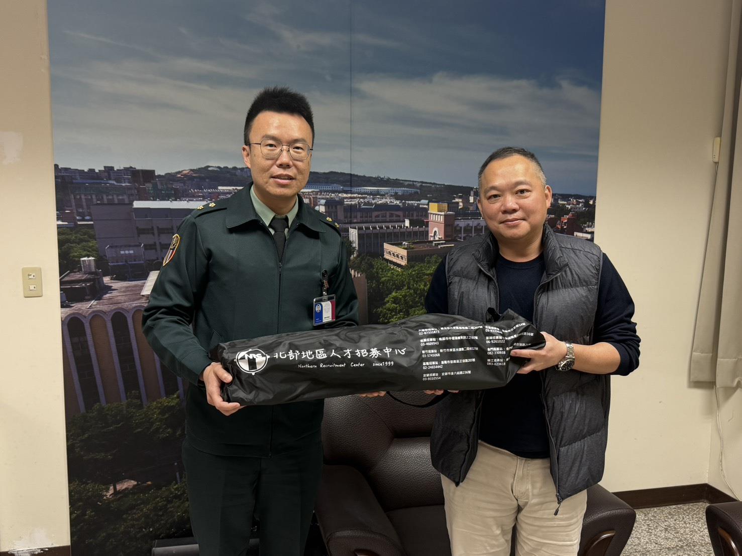 001.國軍北部招募中心副主任林智翔中校致贈終身教育處白東岳處長紀念品並就ROTC招生作業進行意見交流