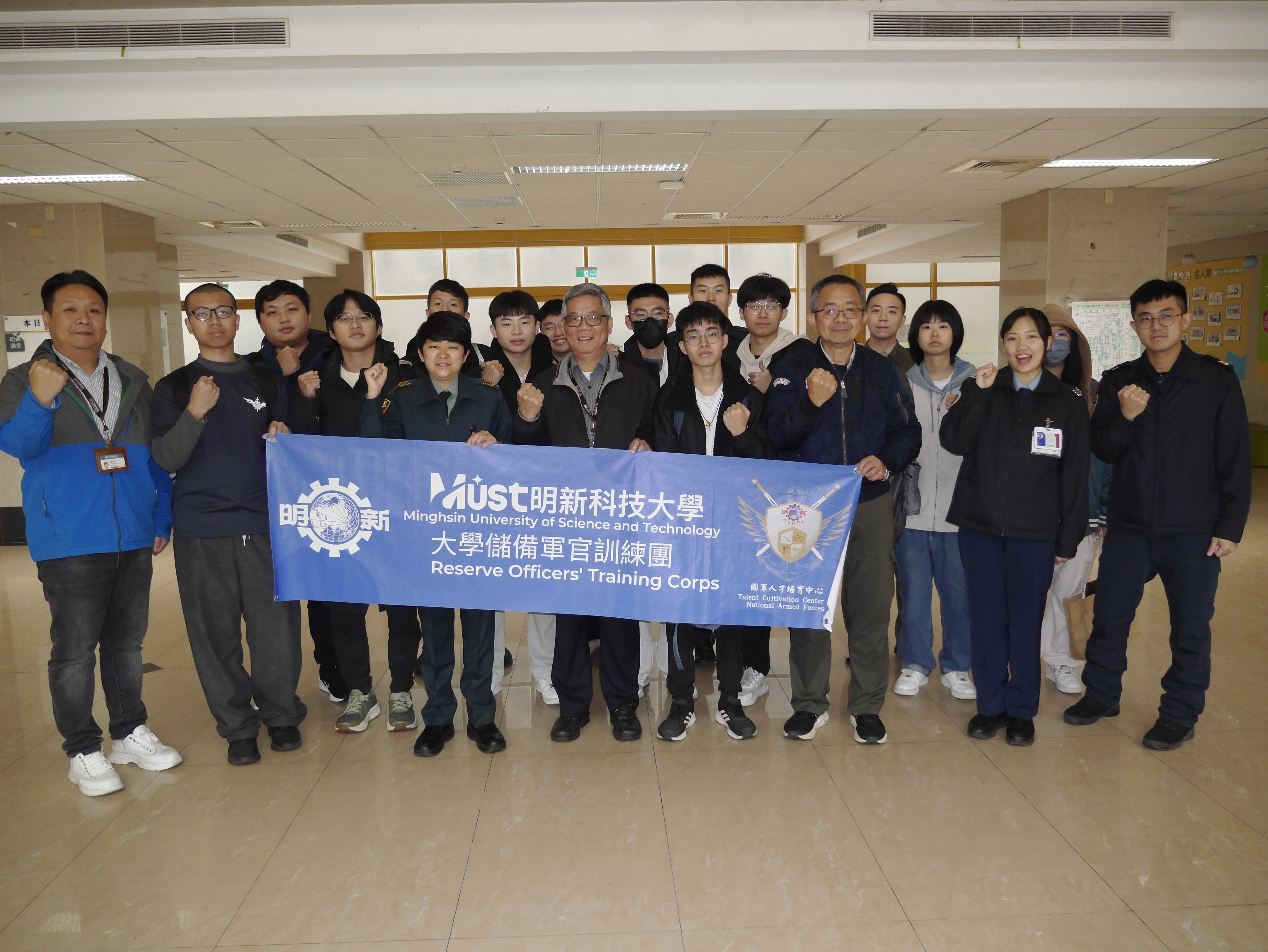 001.本校師生、國軍新竹招募工作人員與 ROTC 調適教育同學合影留念