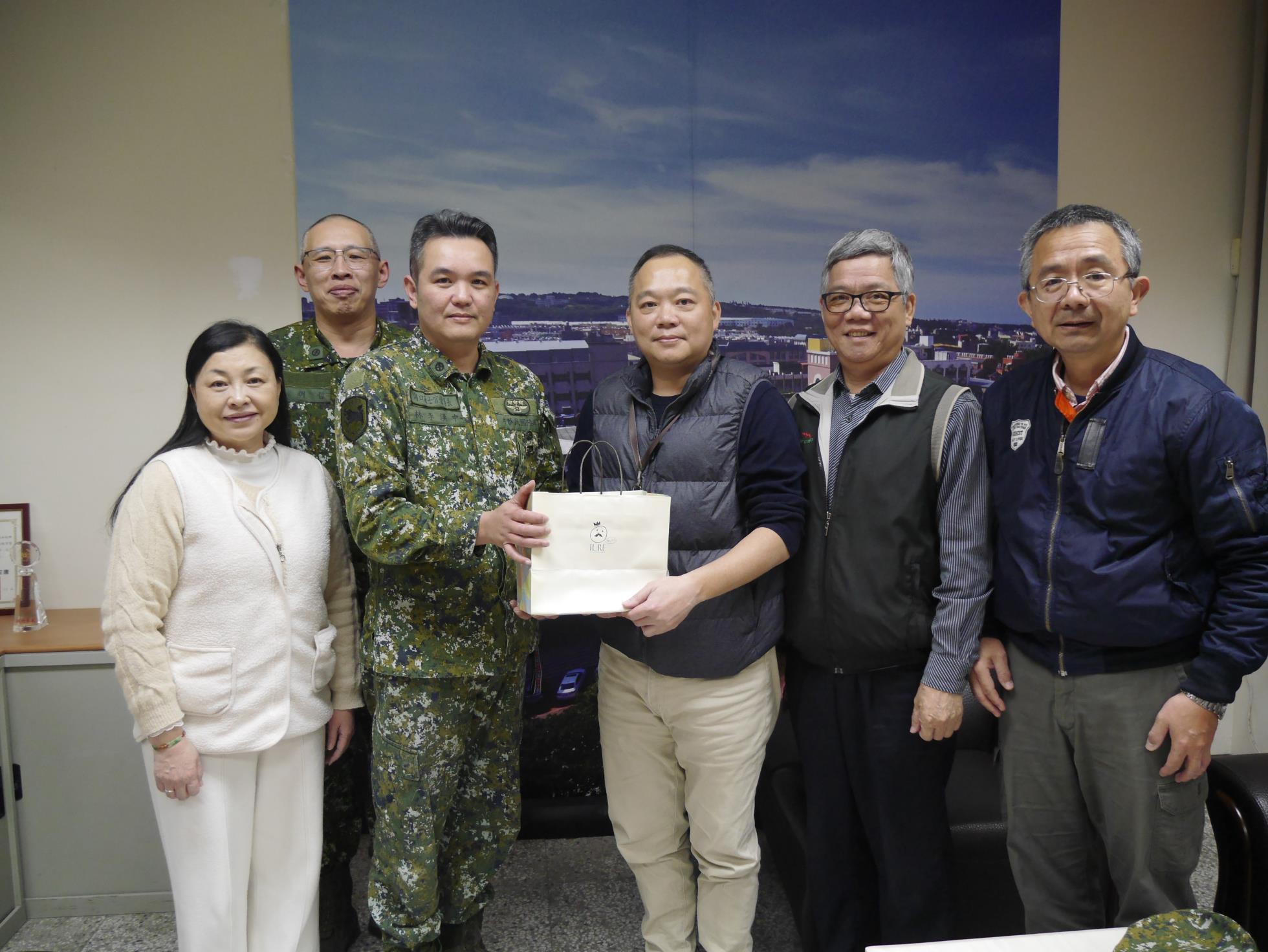 001.湖口聯保廠廠士官督導長林李漢中與宋明哲士官長日前蒞校拜訪，並致贈年節賀禮予本校終身教育處白東岳處長，表達對學校師生年節祝賀之意