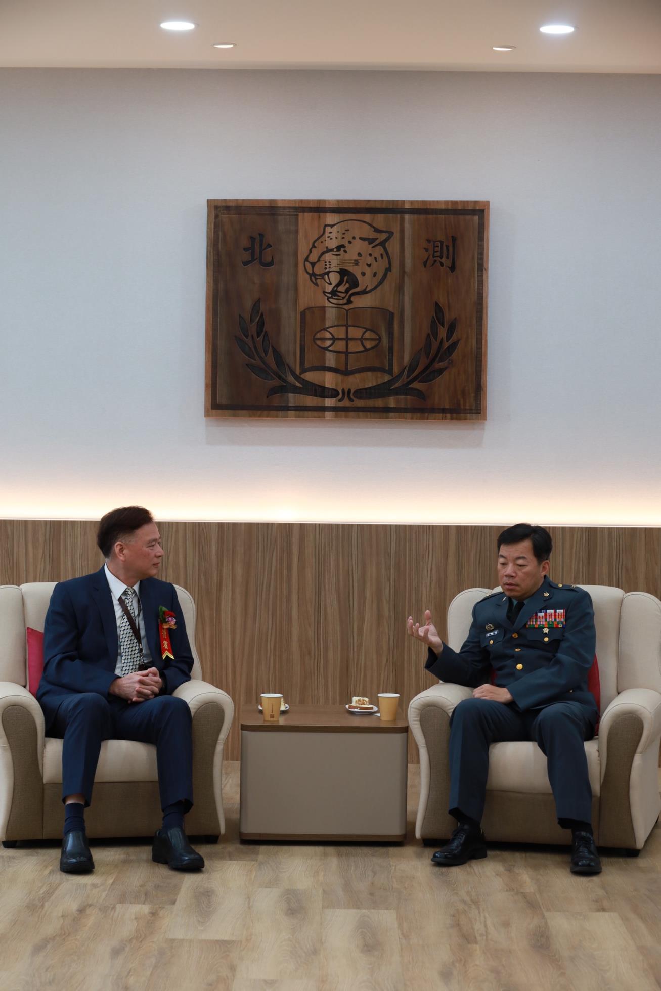 001.劉副校長代表校長暨全體師生向北測指揮官李將軍表達祝賀之意