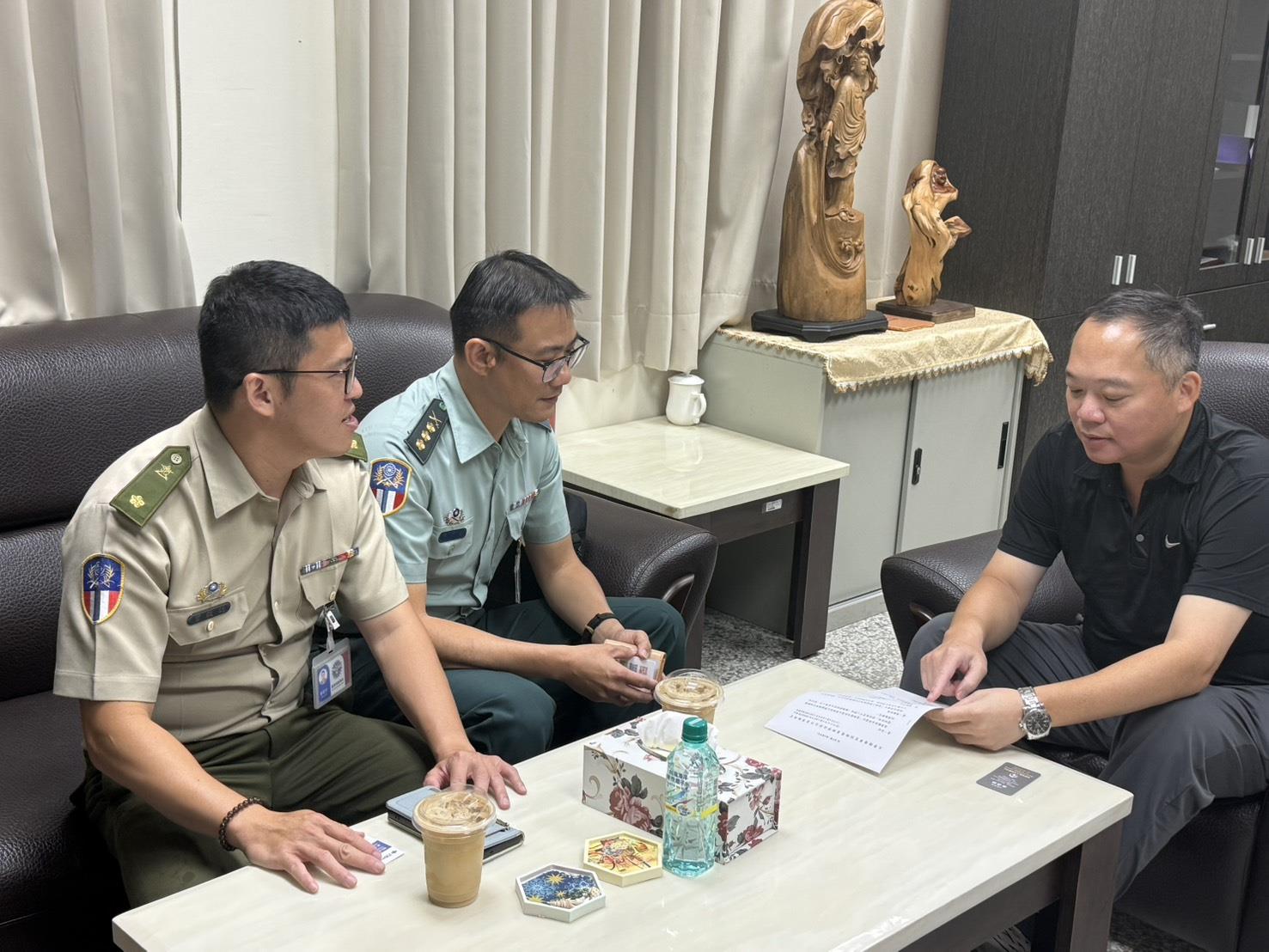 001.國軍北區人才招募中心主任蕭上校一行2員蒞本校拜訪，由終身教育處白處長接待