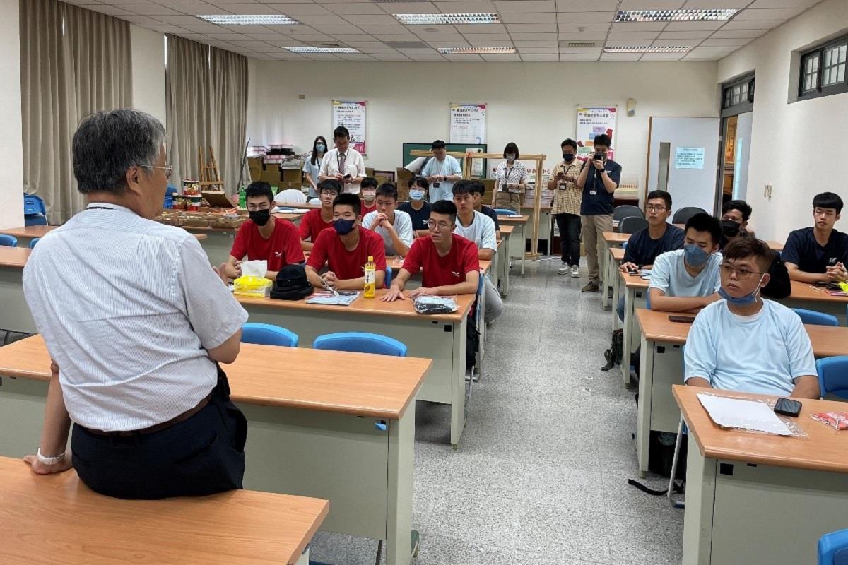 校長劉國偉與全體ROTC同學面對面溝通，期勉全體同學要充實本質學能，尉為國用，學校為同學爭取開創國際觀等福祉賡續努力