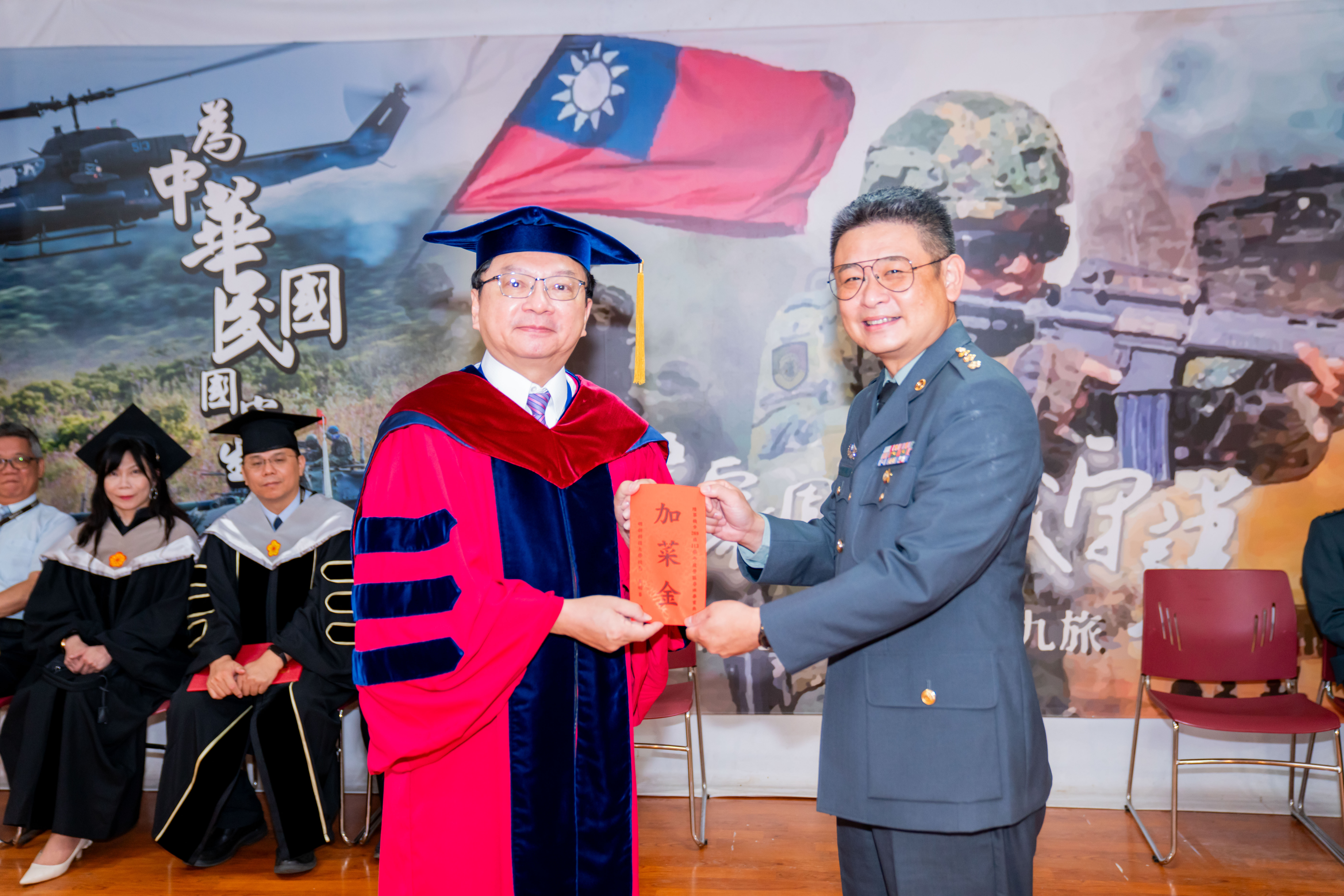 002.校長呂明峯致贈加金菜慰勞演訓官兵辛勞，由副旅長劉建偉上校代表受領