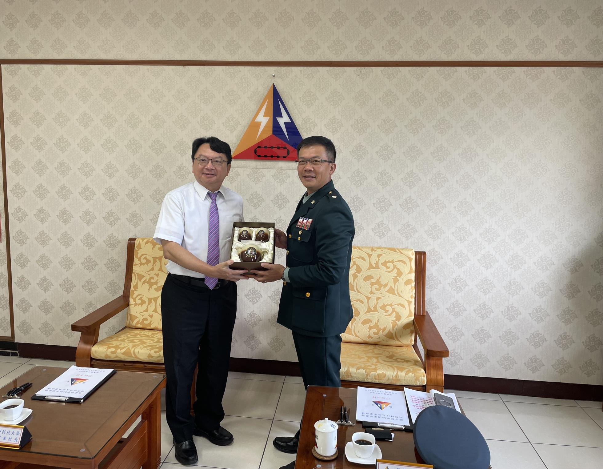 002.542旅長黃盈福少將致贈校長等與會師長55周年隊慶紀念品