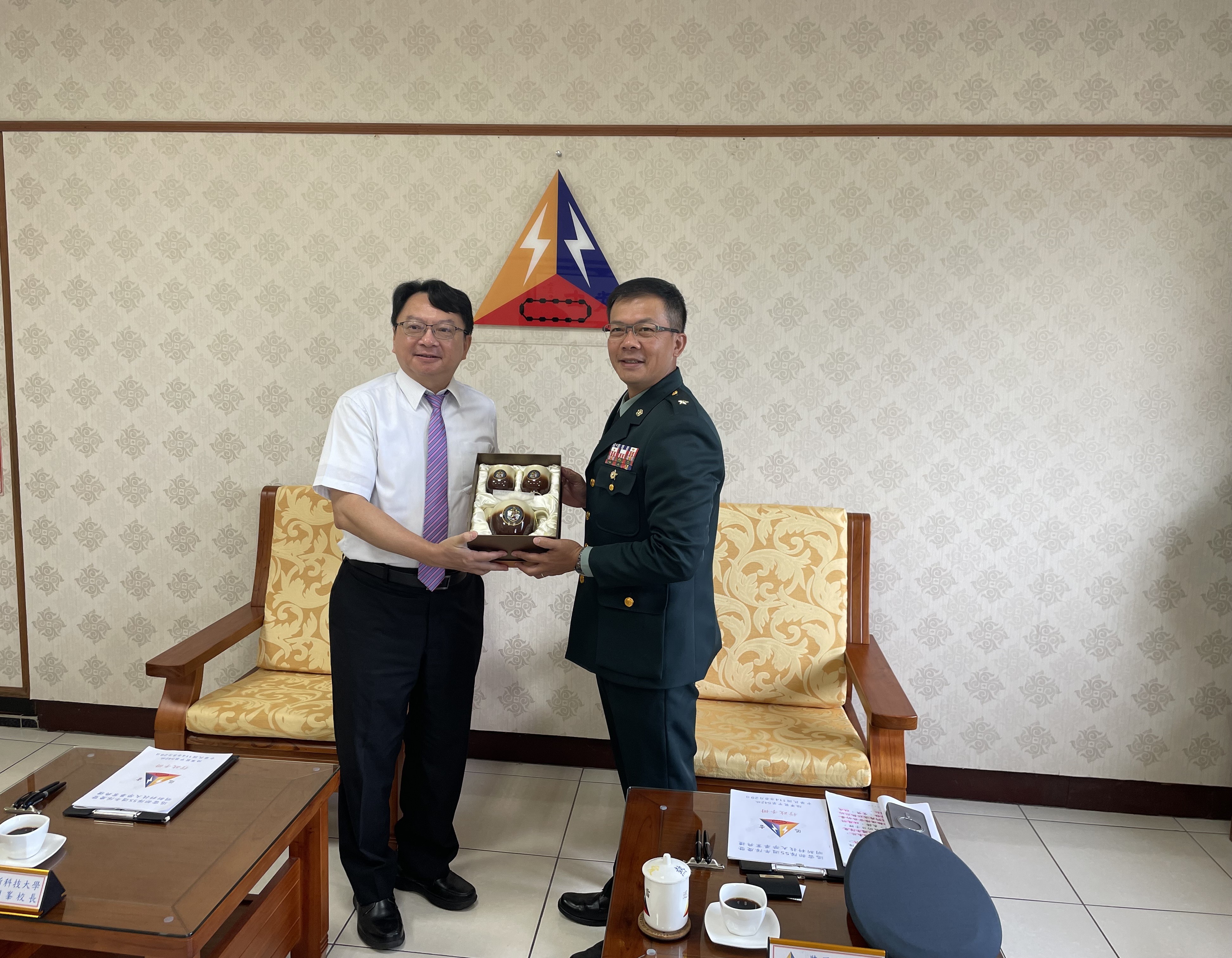 002.542旅長黃盈福少將致贈校長等與會師長55周年隊慶紀念品