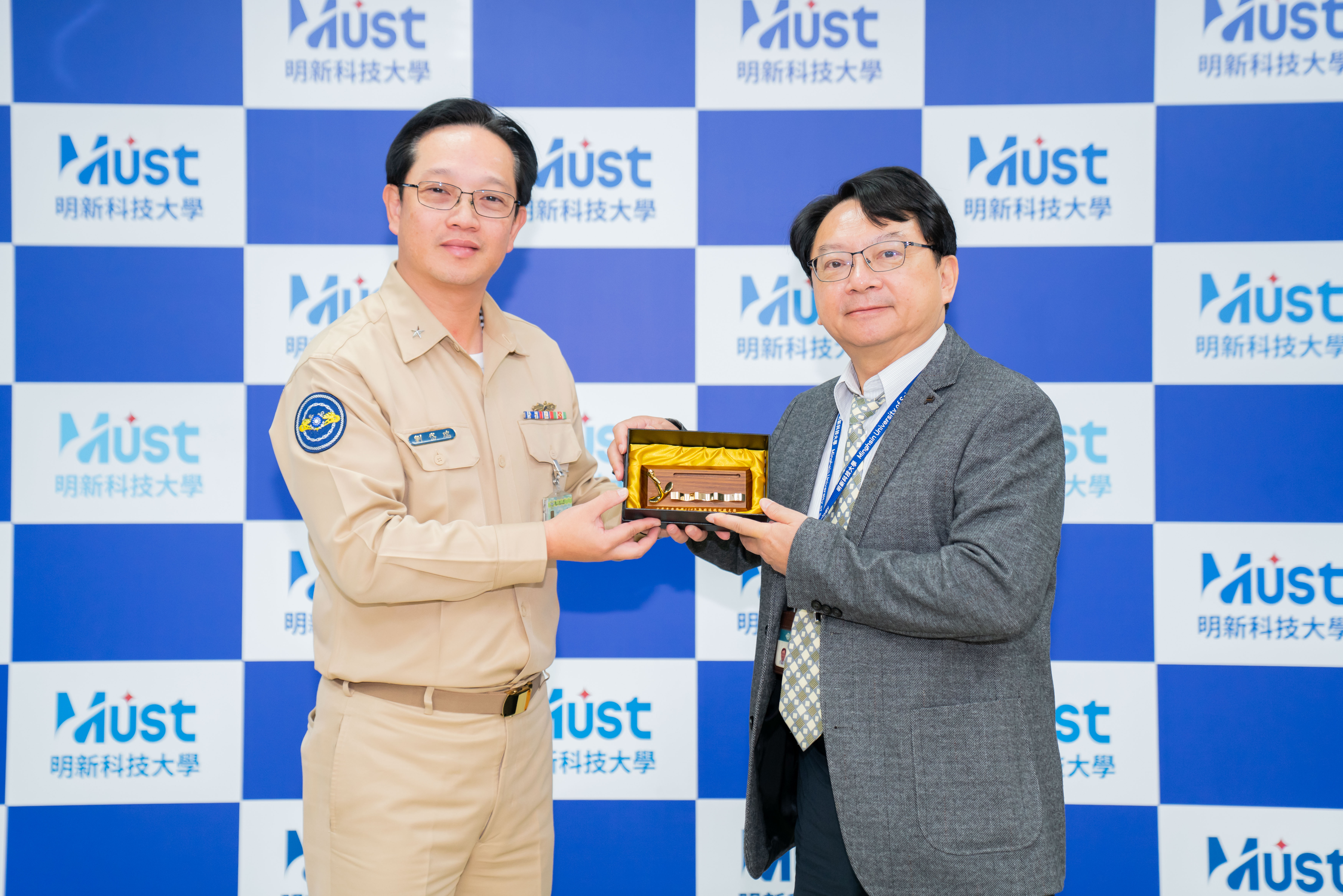 002.海軍官校校長劉少將致贈校長海軍官校校慶紀念品