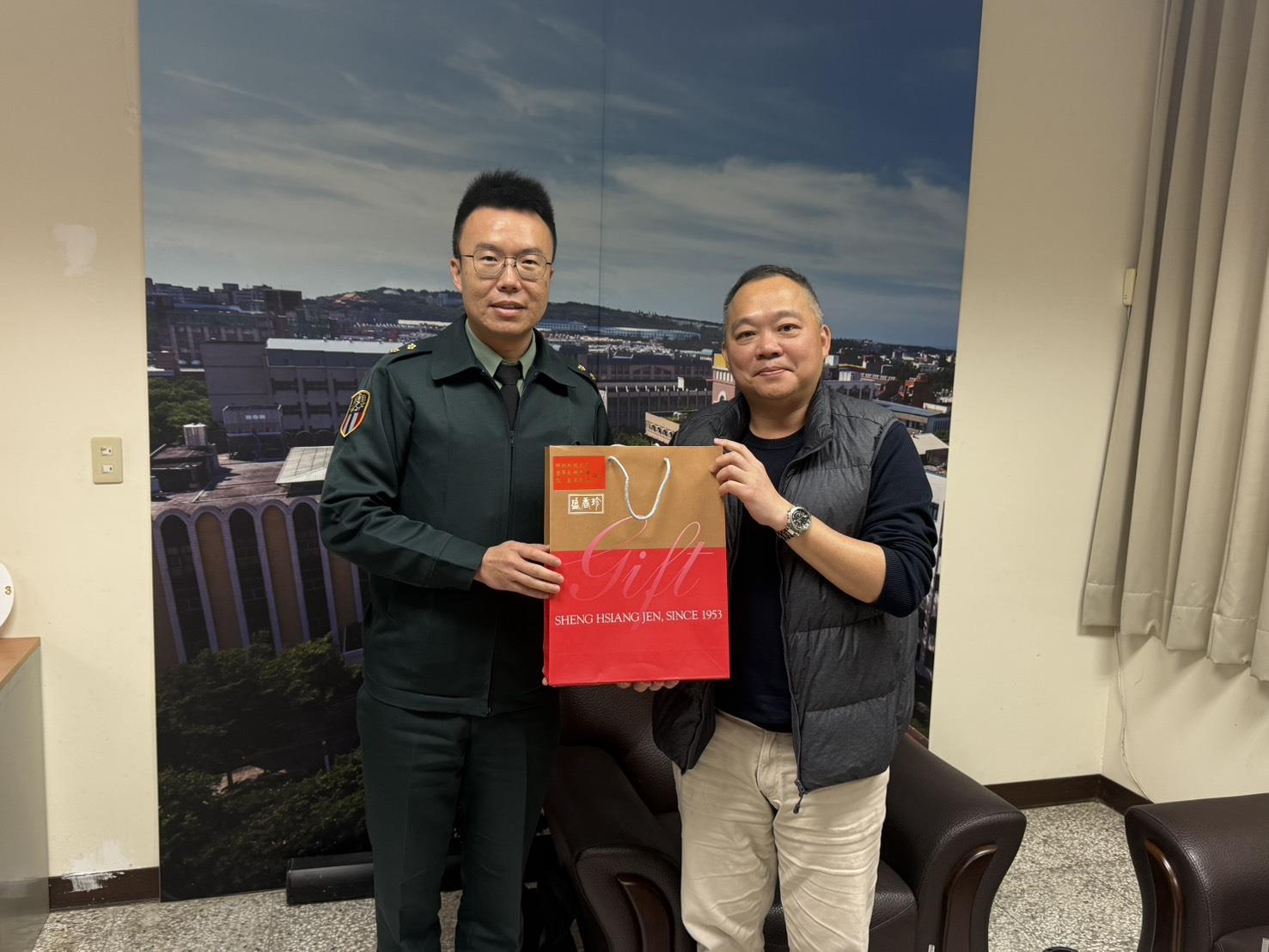 002.終身教育處白東岳處長致贈國軍北部招募中心副主任林智翔中校年節賀禮，感謝對本校招生指導與支持並慰問招募官兵辛勞並預祝新年快樂