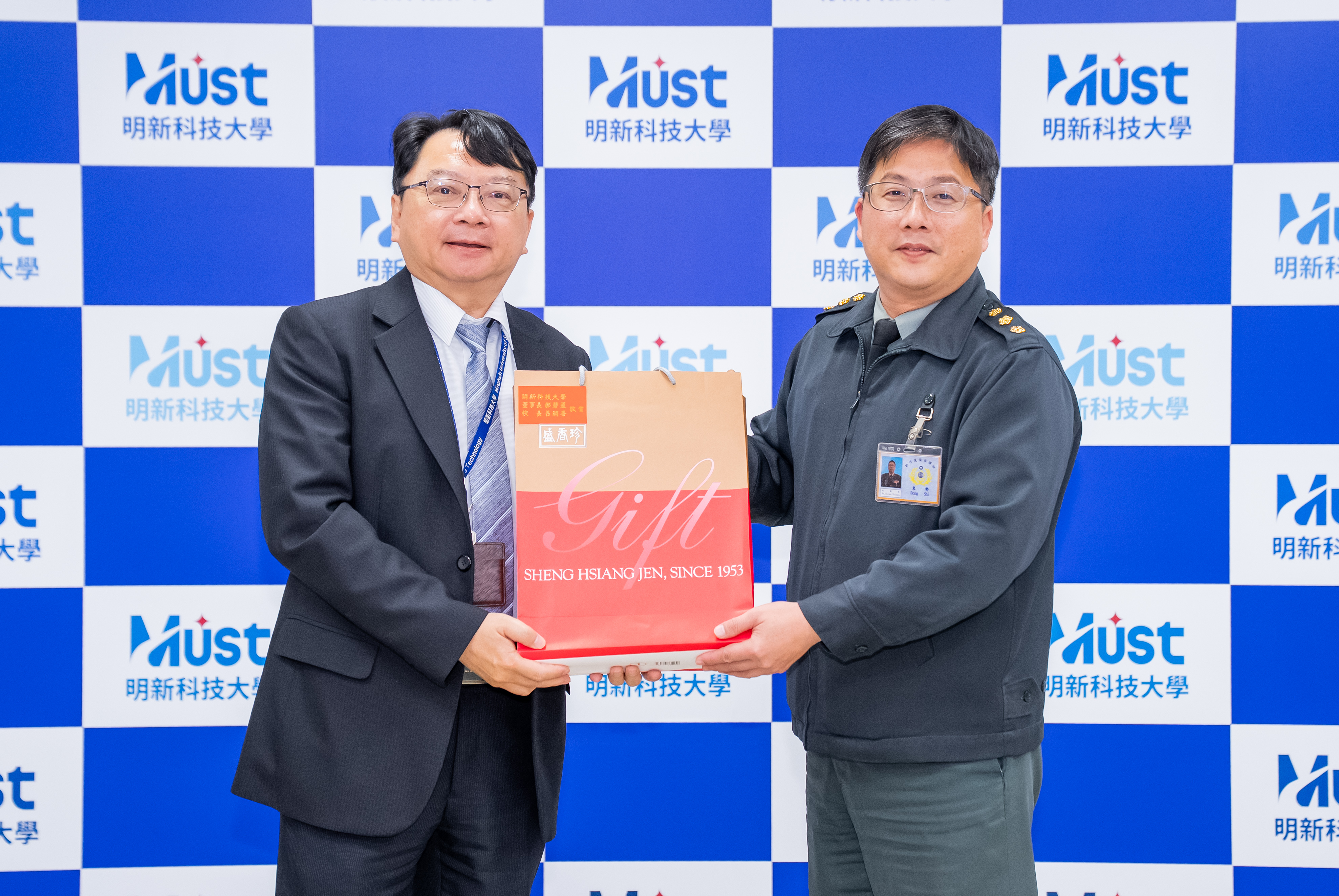 002.呂明峯校長致贈春節禮品予指揮官何上校以慰勞官兵辛勞及預祝新年快樂