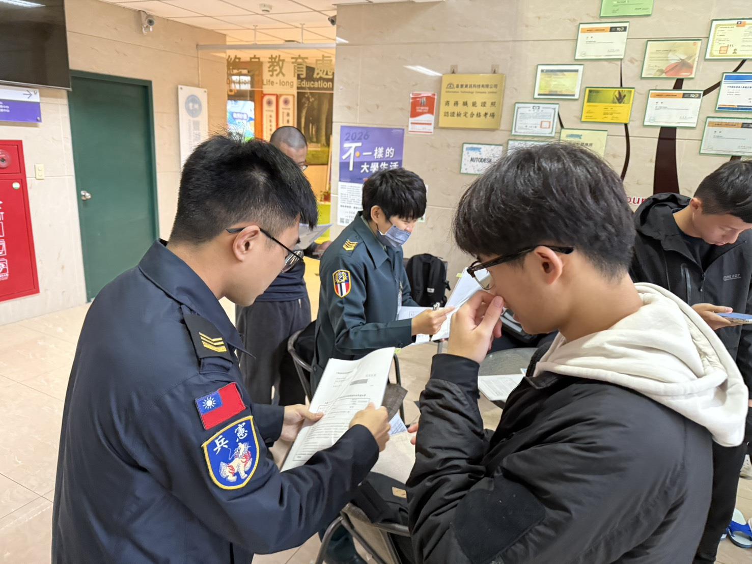 002.國軍新竹招募站同仁進行同學報到資料核對作業