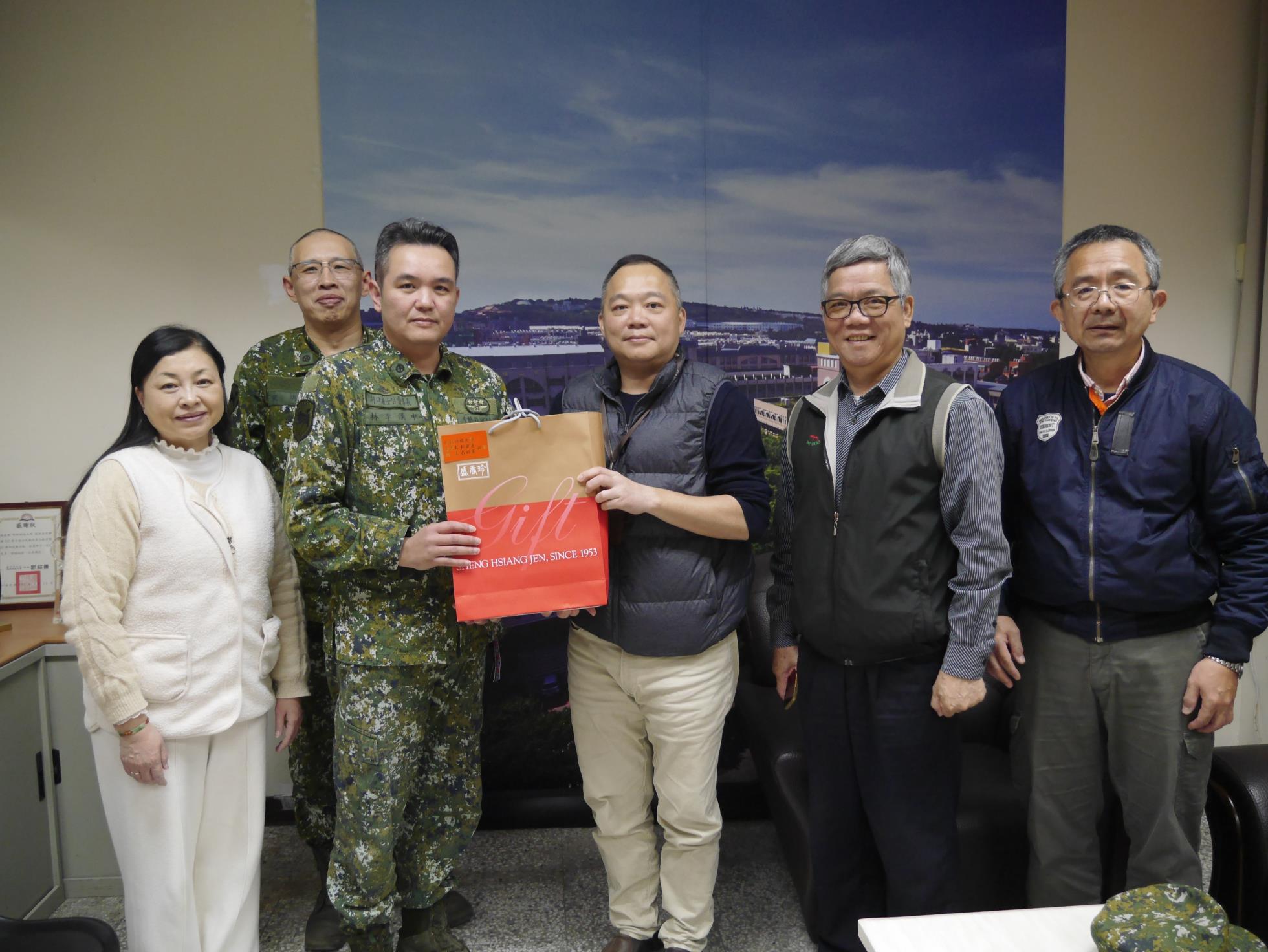 002.白東岳處長亦代表學校全體師生致贈年節賀禮予林李漢中士官督導長，以慰勞所屬官兵辛勞，並祝賀新年快樂