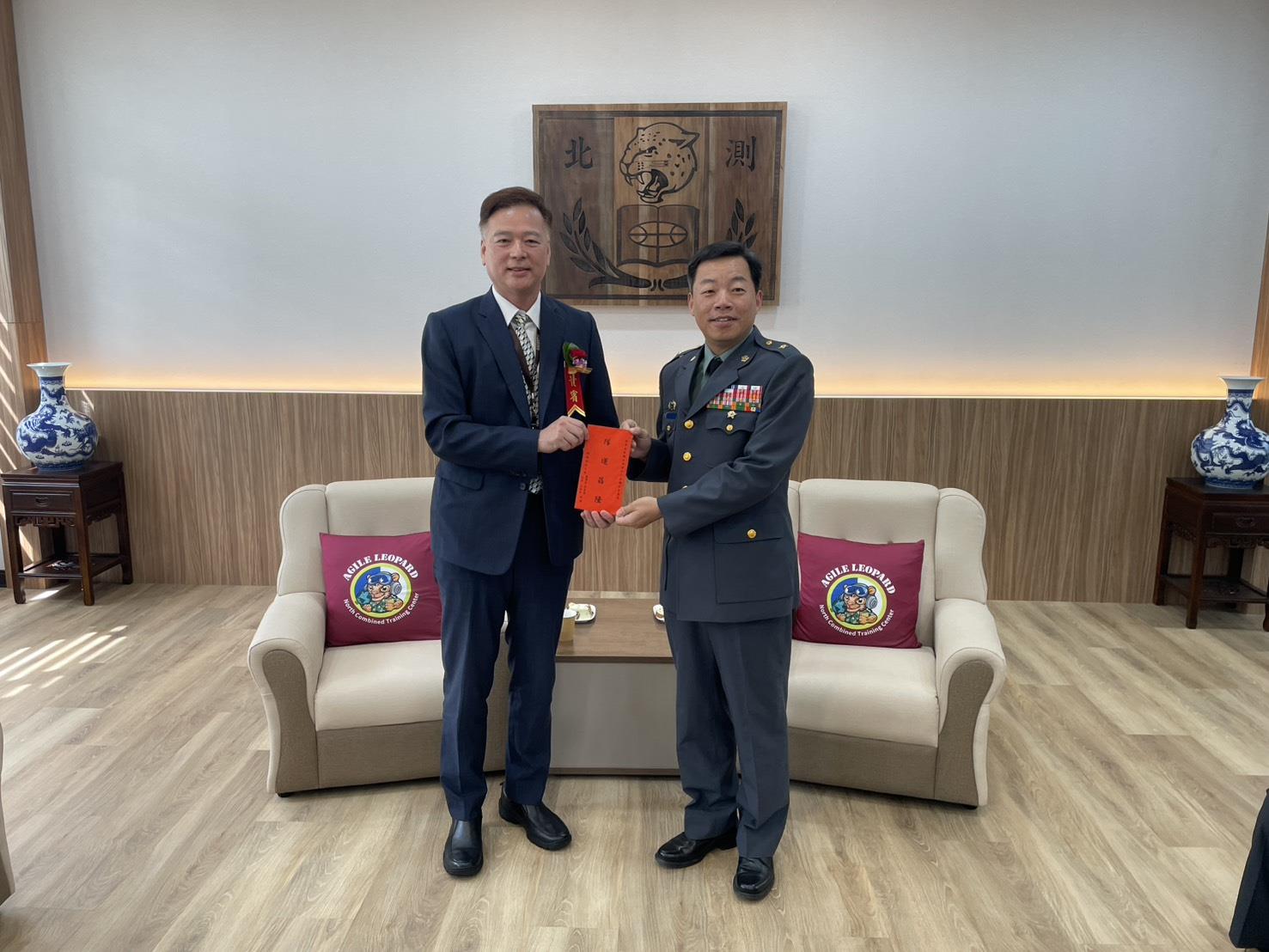 002.劉副校長致贈加菜金慰勞官兵演訓辛勞
