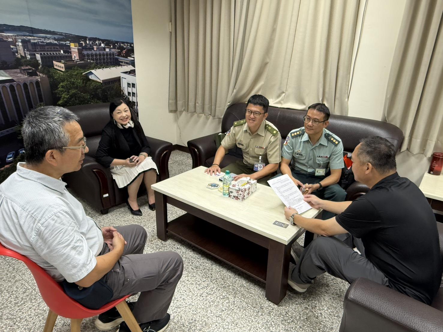 002.國軍北區人才招募中心主任蕭上校就國防部修訂之招募績效獎勵措施及相關政策介紹並說明