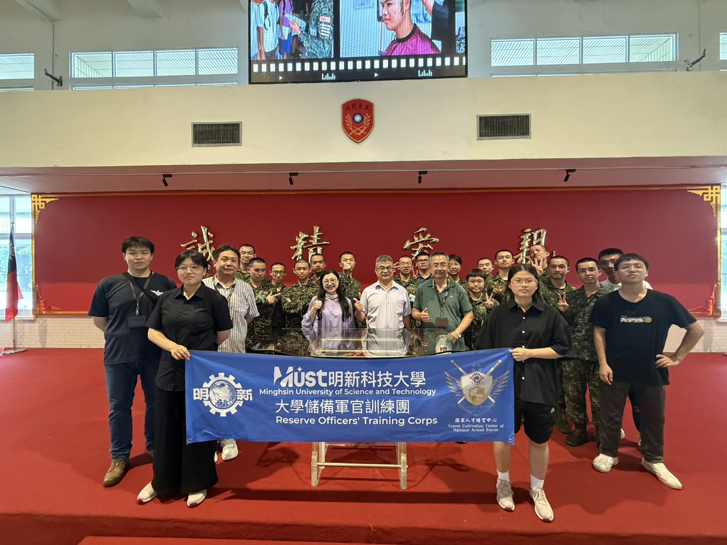 002.本校與北大教育中心全體師生於陸官餐廳內合影
