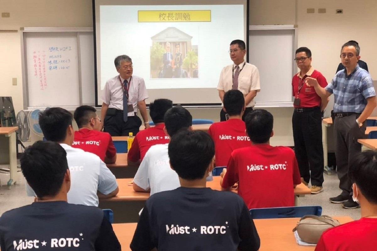 校長、副校長及終身教育處長等親臨參加ROTC期末餐會，同學均感欣奮，會中並針對同學相關權益未來發展，詳盡介紹與說明