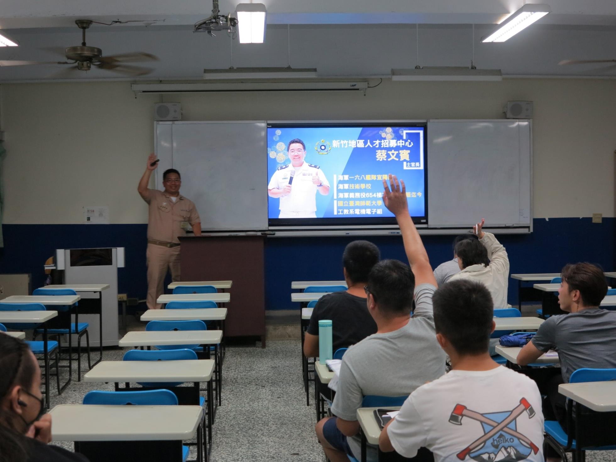 003.國軍新竹招募站海軍士官長蔡文賓ROTC簡報時回答同學相關疑問。 (09/23)