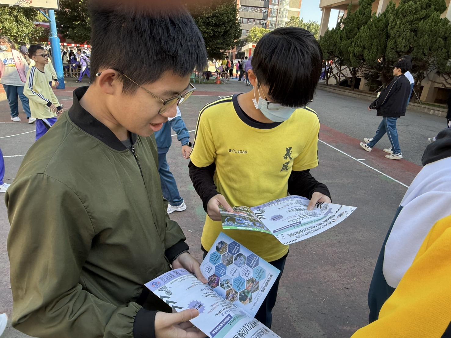 003.本校國軍人才培育中心招募人員對義民高中同學介紹本校ROTC招生說明