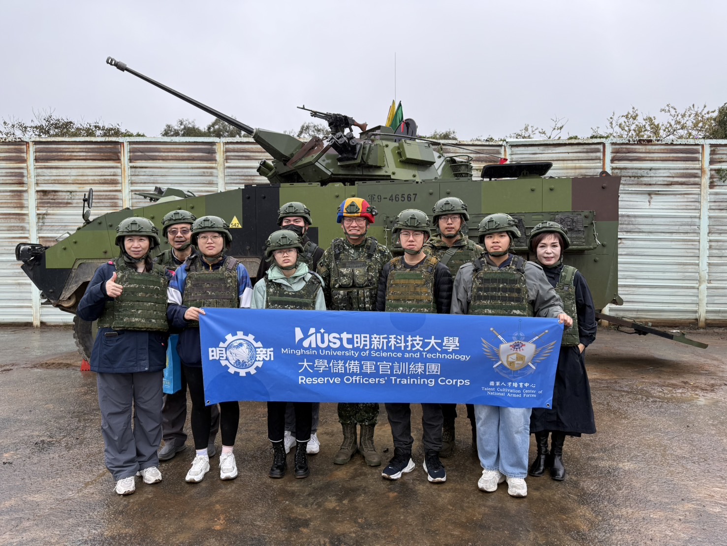 003.參訪同仁及ROTC同學全體人員於國軍甲車前合影留念