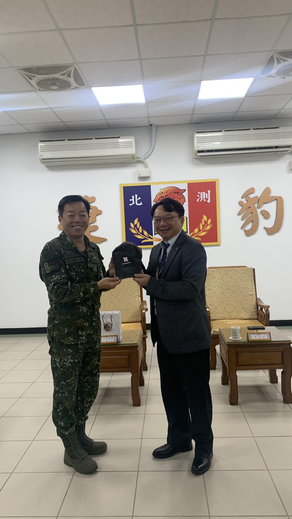 003.陸軍北測中心指揮官李將軍以71周年隊慶紀念帽贈予校長