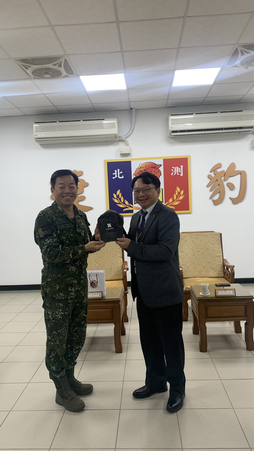 003.陸軍北測中心指揮官李將軍以71周年隊慶紀念帽贈予校長