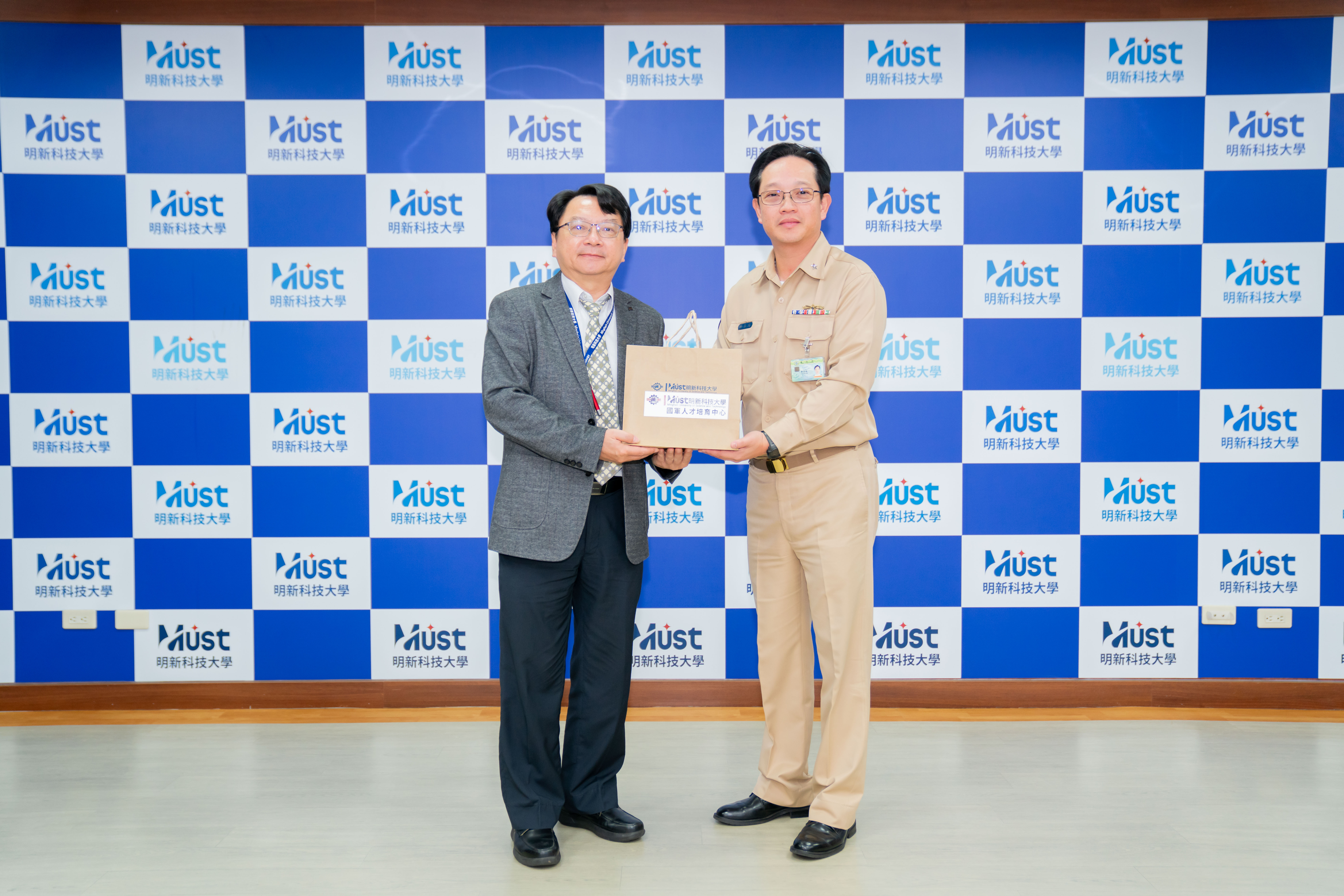 003.校長呂明峯致贈海軍官校校長劉少將紀念品