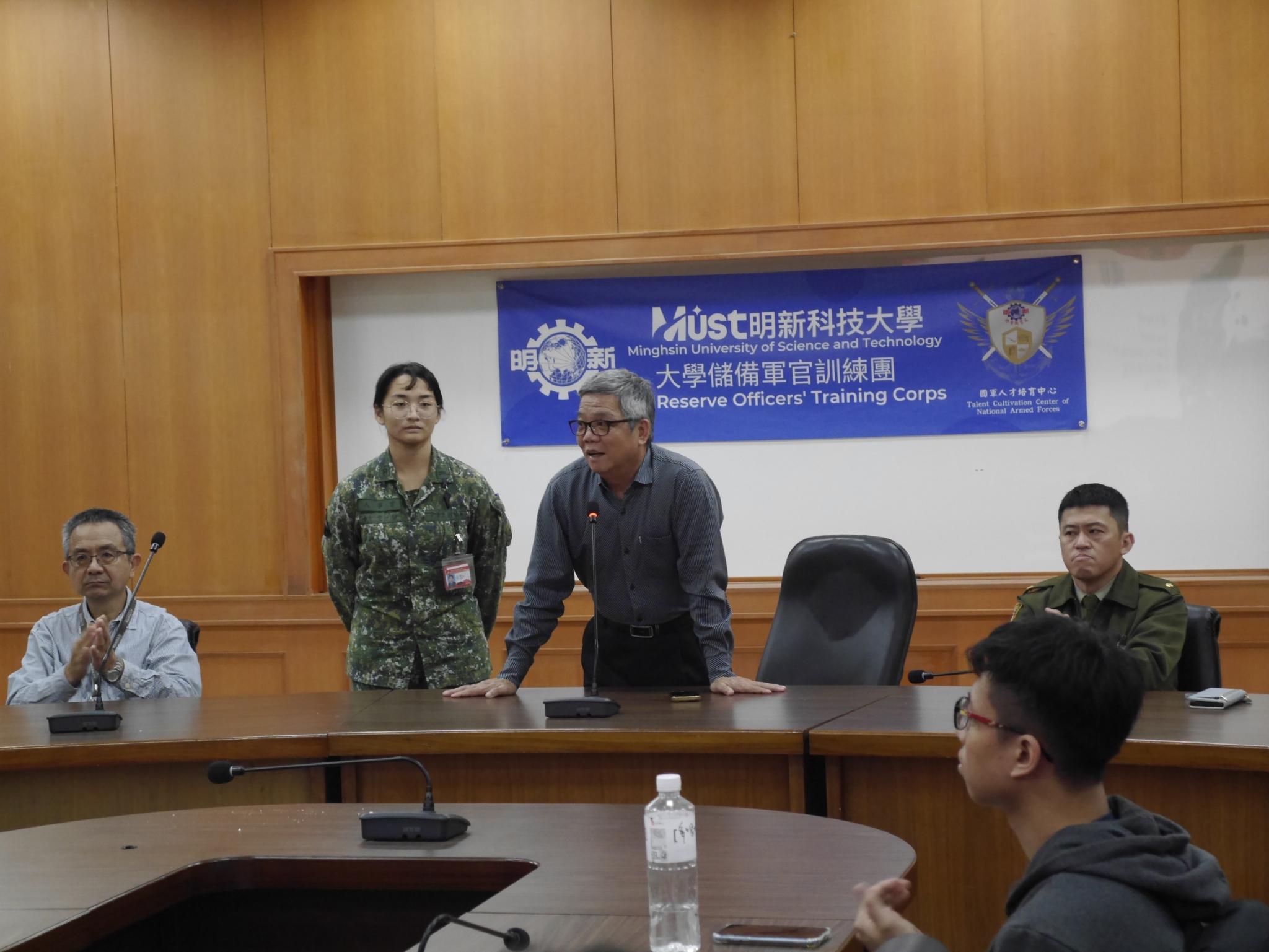 003.邀請陸軍裝訓部中尉李雯靜(本校ROTC畢業同學)參加本會