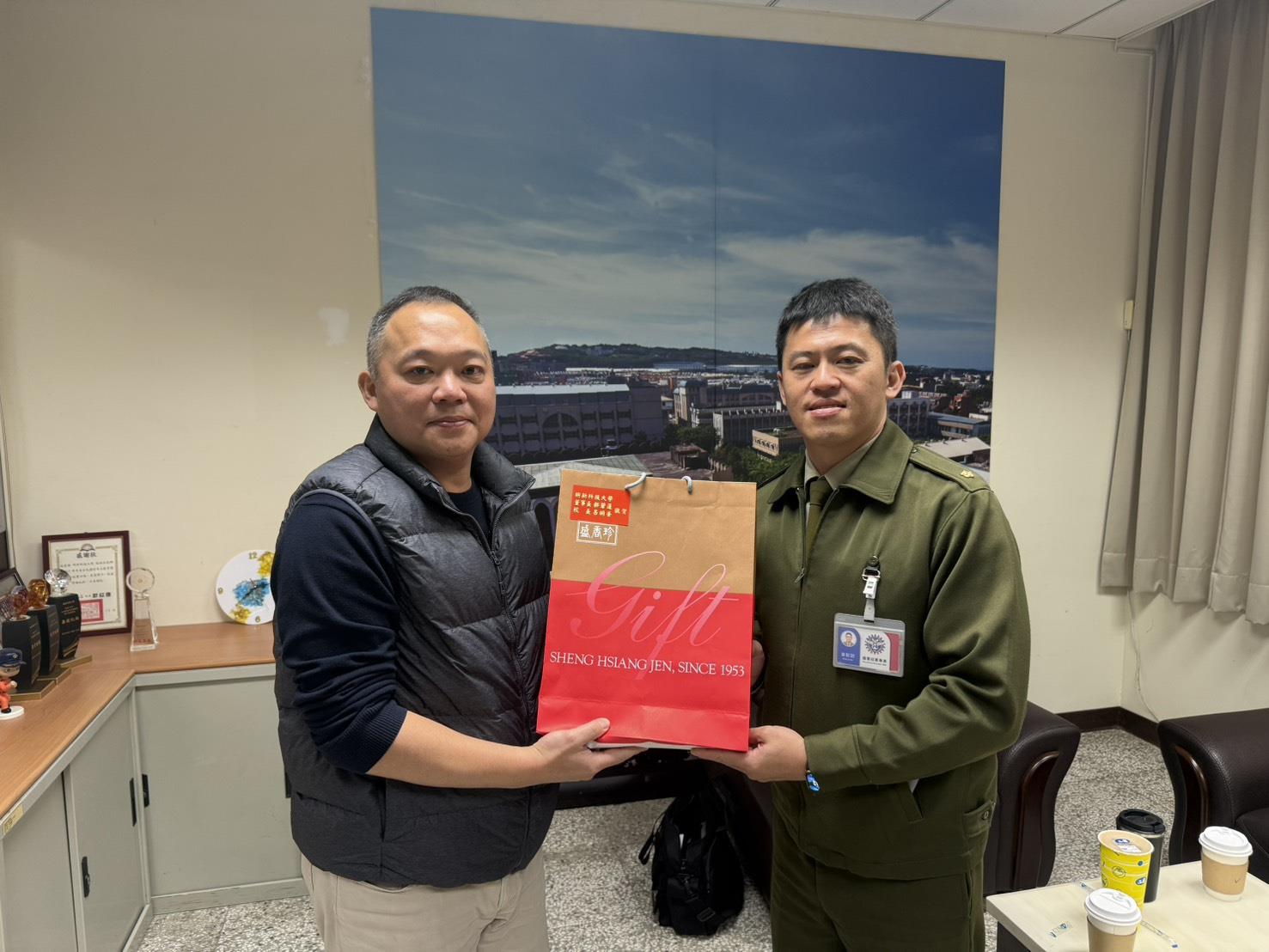 003.終身教育處白東岳處長致贈國軍新竹招募站站長曾啟智少校年節賀禮，感謝對本校招生指導與支持並慰問招募官兵辛勞並預祝新年快樂