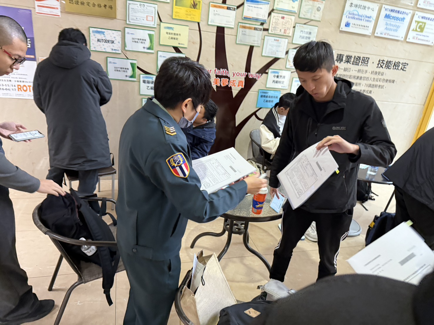 003.國軍新竹招募站同仁進行同學報到資料核對作業