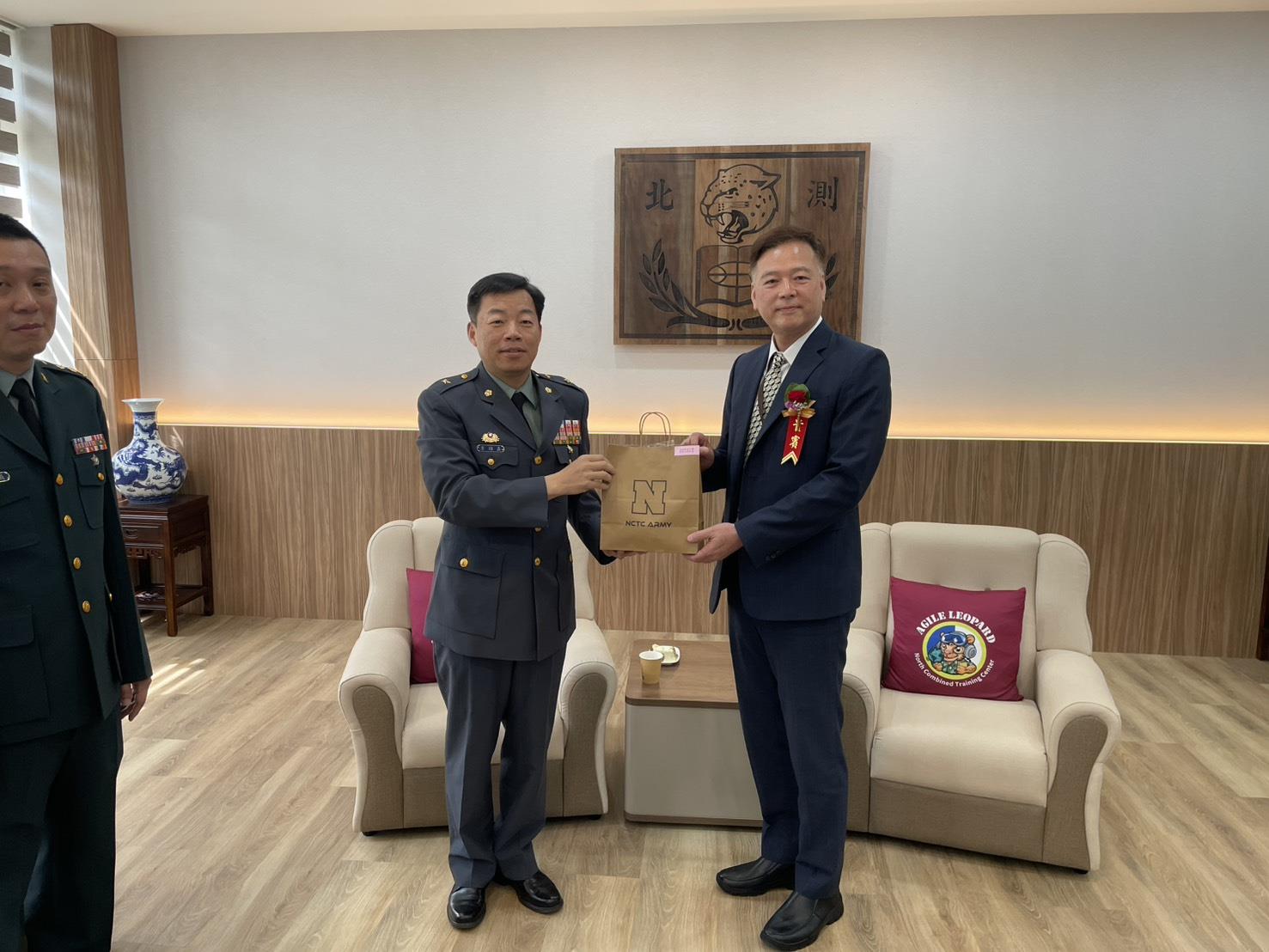 003.北測指揮官李將軍贈送劉副校長隊慶紀念品