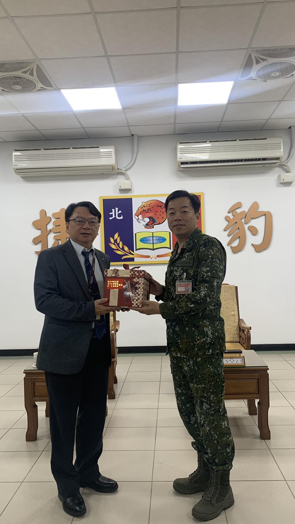 004.校長以端節禮品予指揮官李將軍祝賀官兵佳節愉快