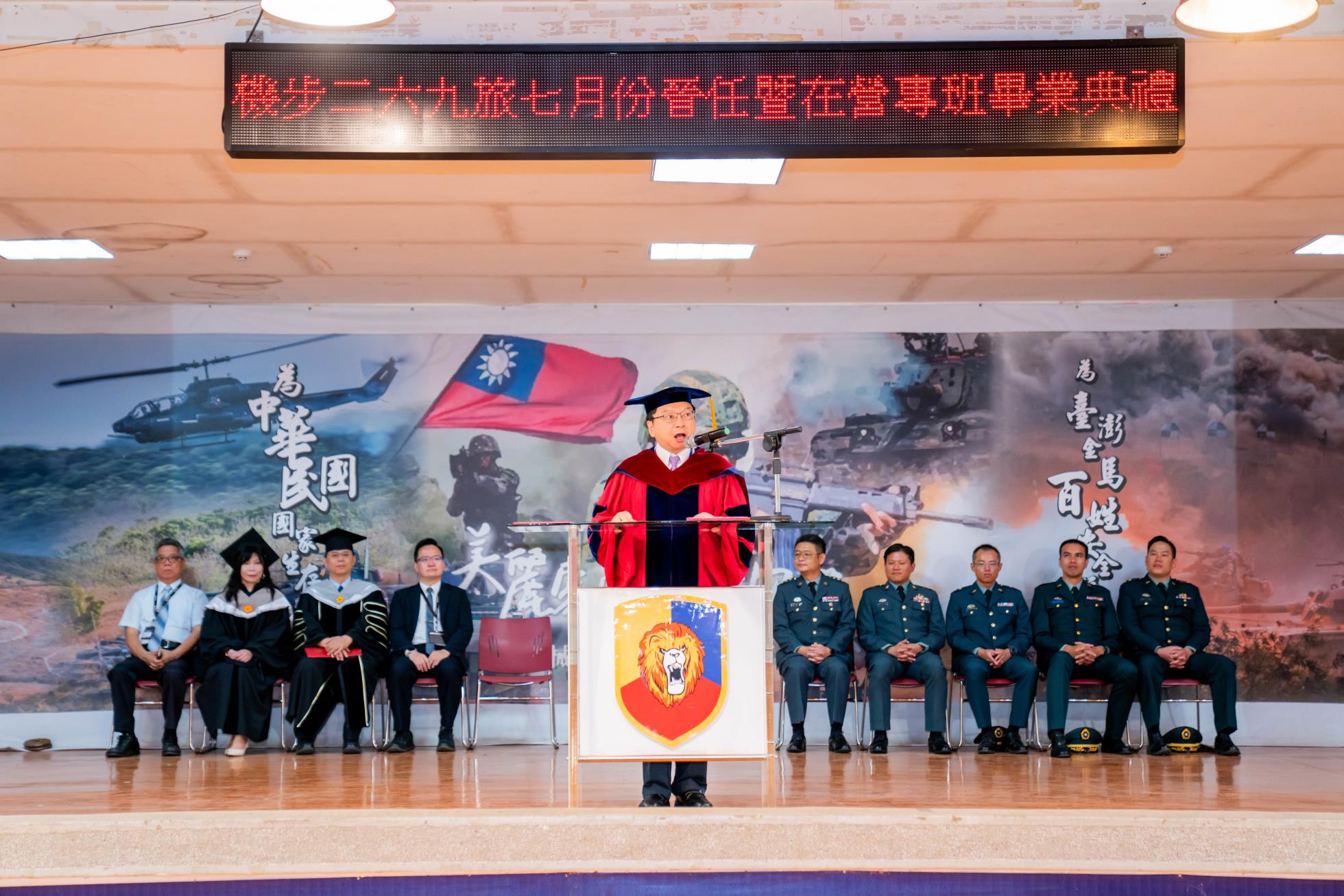 004.校長呂明峯致詞時對營區專班畢業同學與晉任官兵，表達祝賀與嘉勉之意