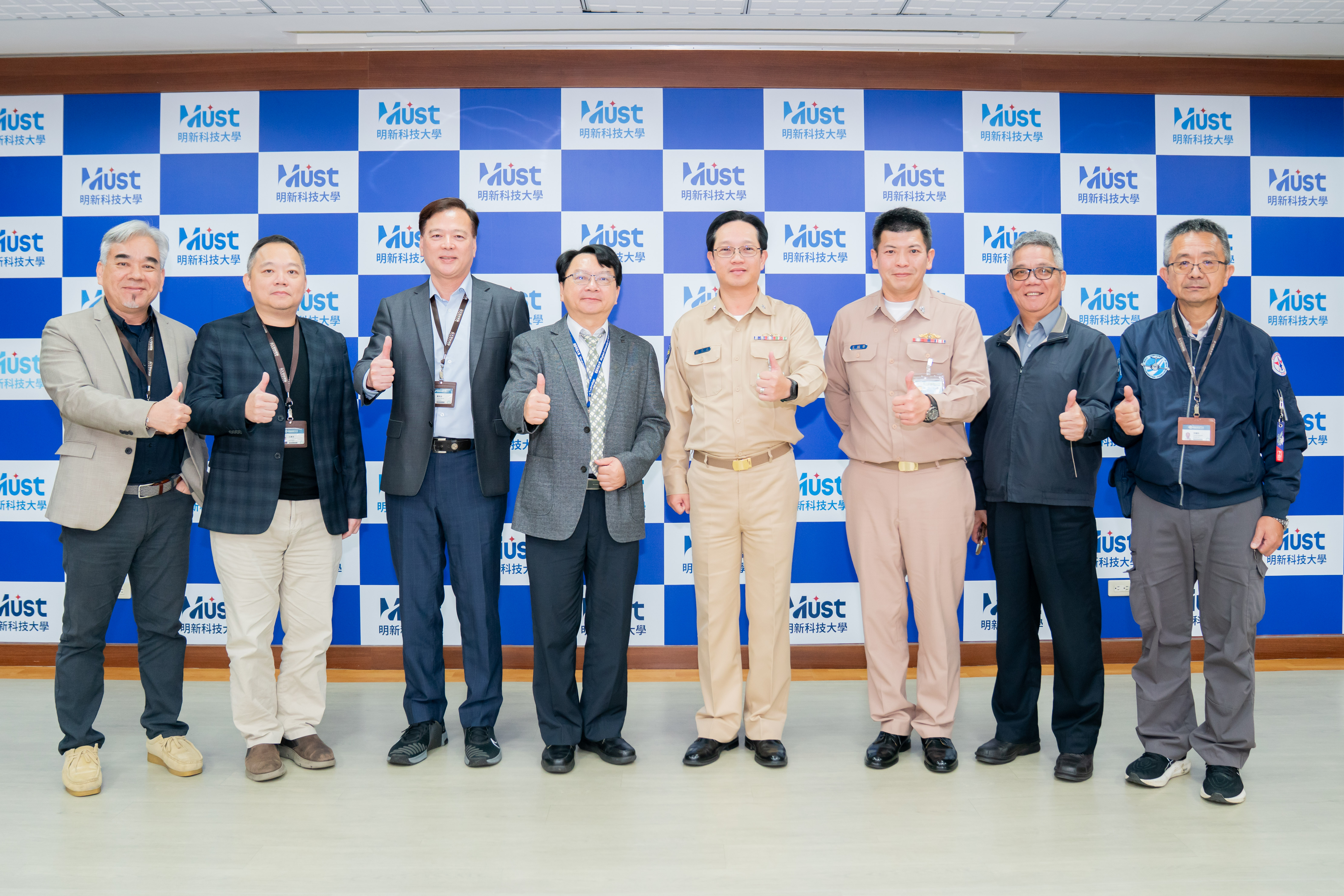 004.與會人員全體合影