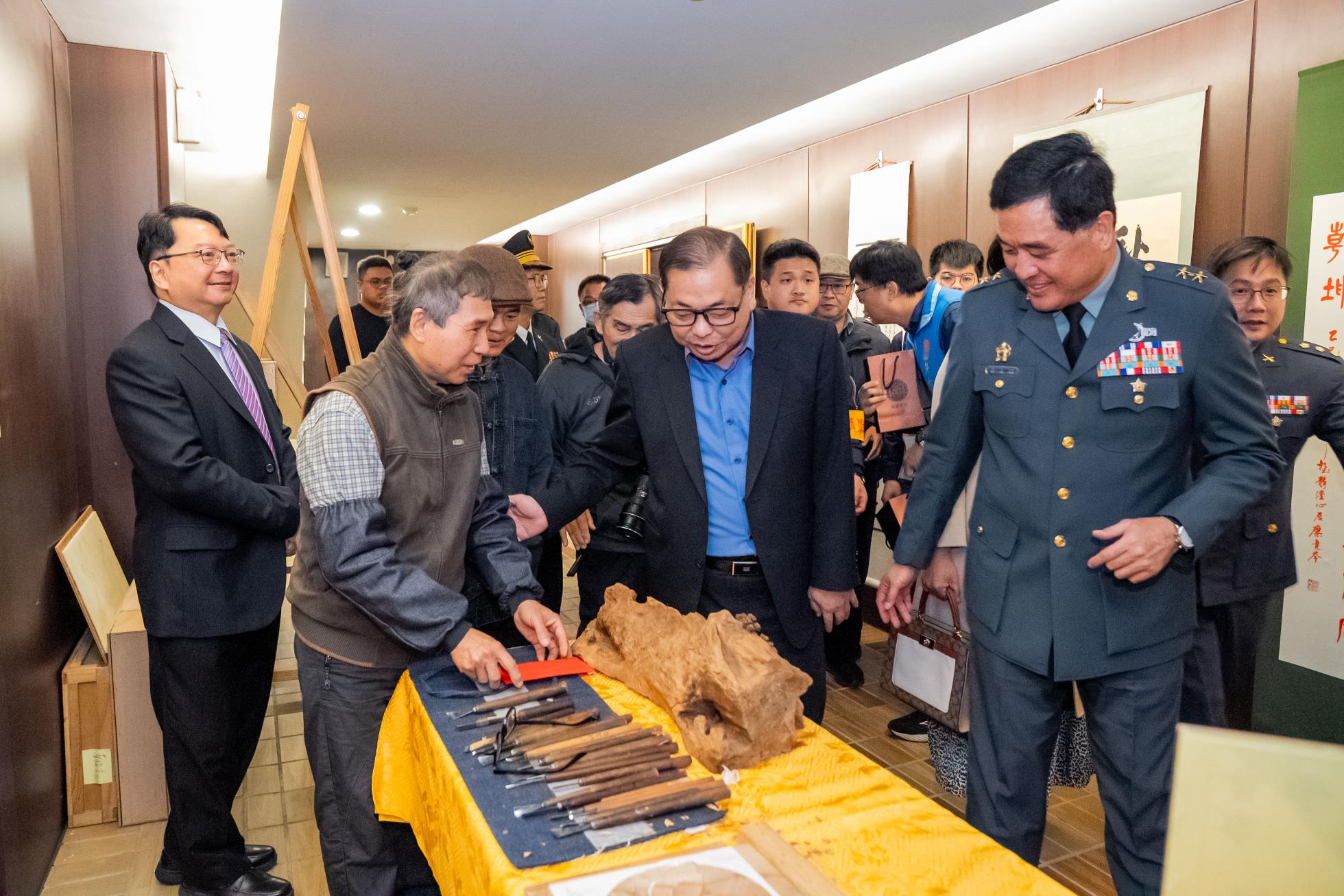 004.後備軍人表揚活動設有文化走廊展出各項手工藝品 (左起：呂明峯校長、新竹縣陳見賢副縣長及後備指揮部指揮官俞文鎮中將)