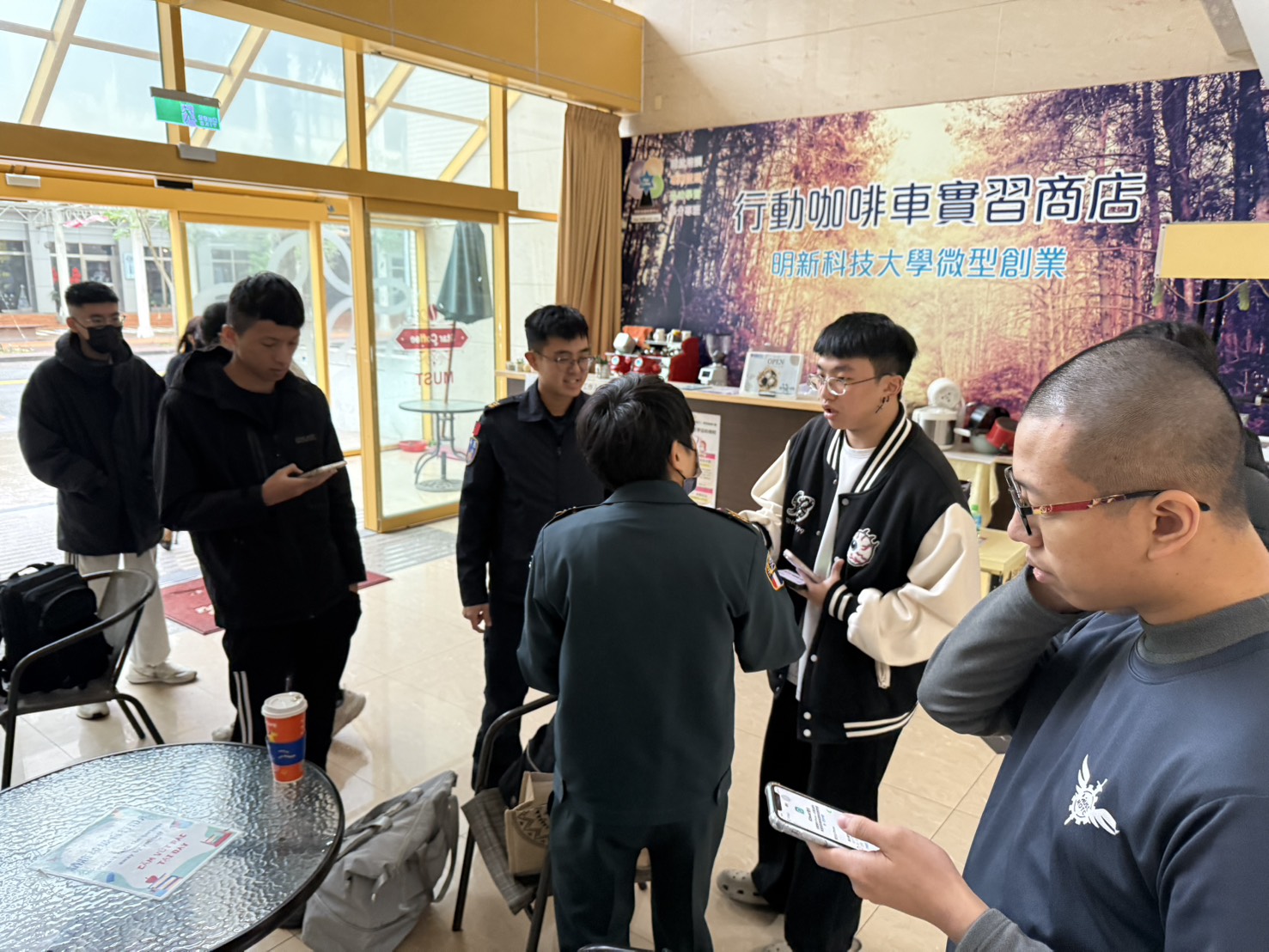 004.國軍新竹招募站同仁進行同學報到資料核對作業