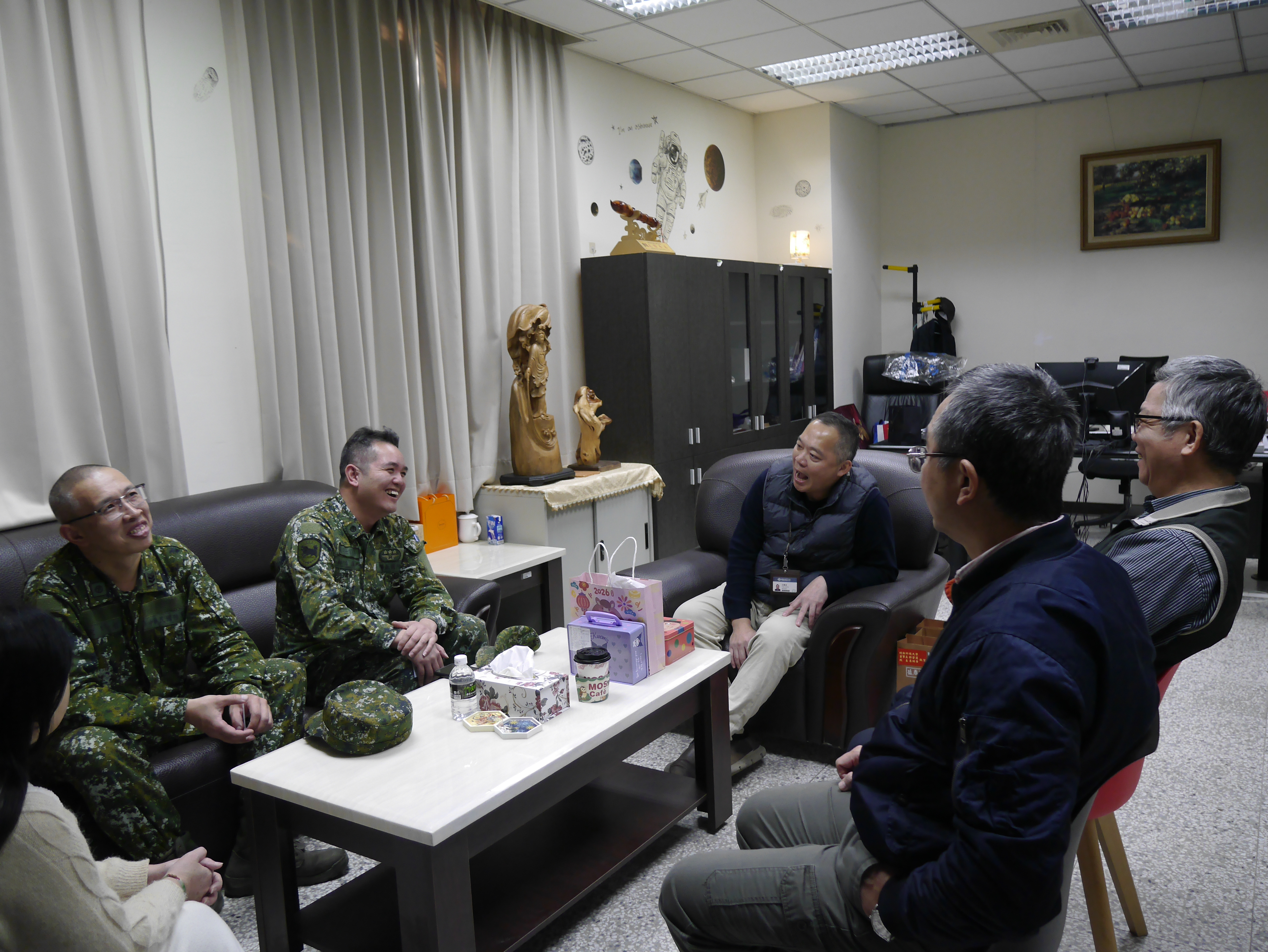 004.白東岳處長暨國軍人才培育中心團隊對湖口聯保廠近年來肩負各部隊裝備保修支援及戰演訓任務所展現之專業與付出，表達崇高敬意