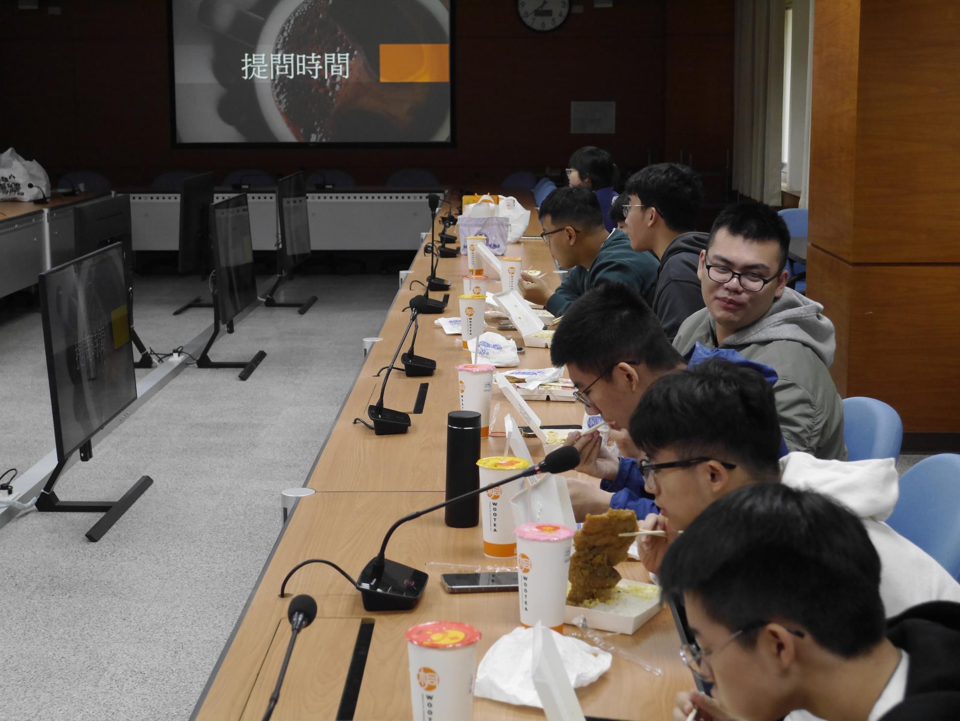 004.運用舉辦餐會期間了解同學於教育中心受訓情形