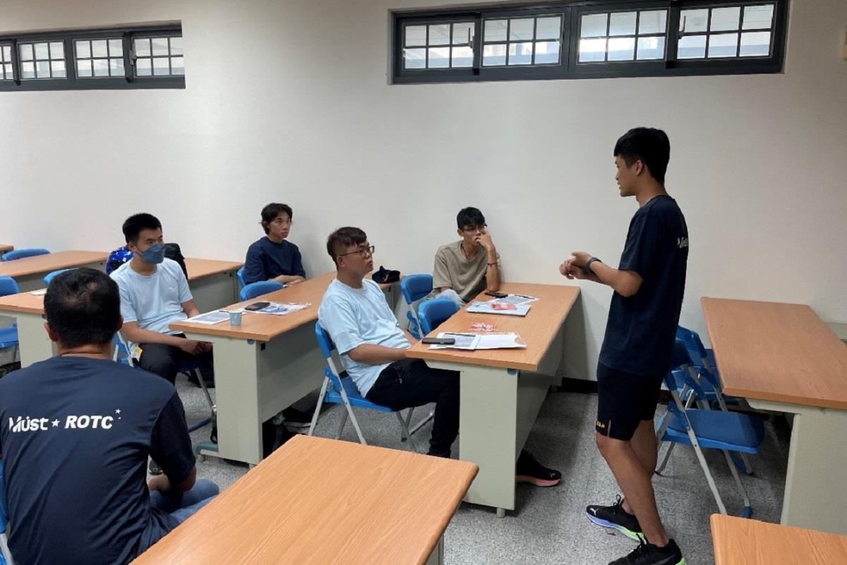四年級范杞瑜同學向即將參加入伍訓練同學說明應注意事項及相關細節