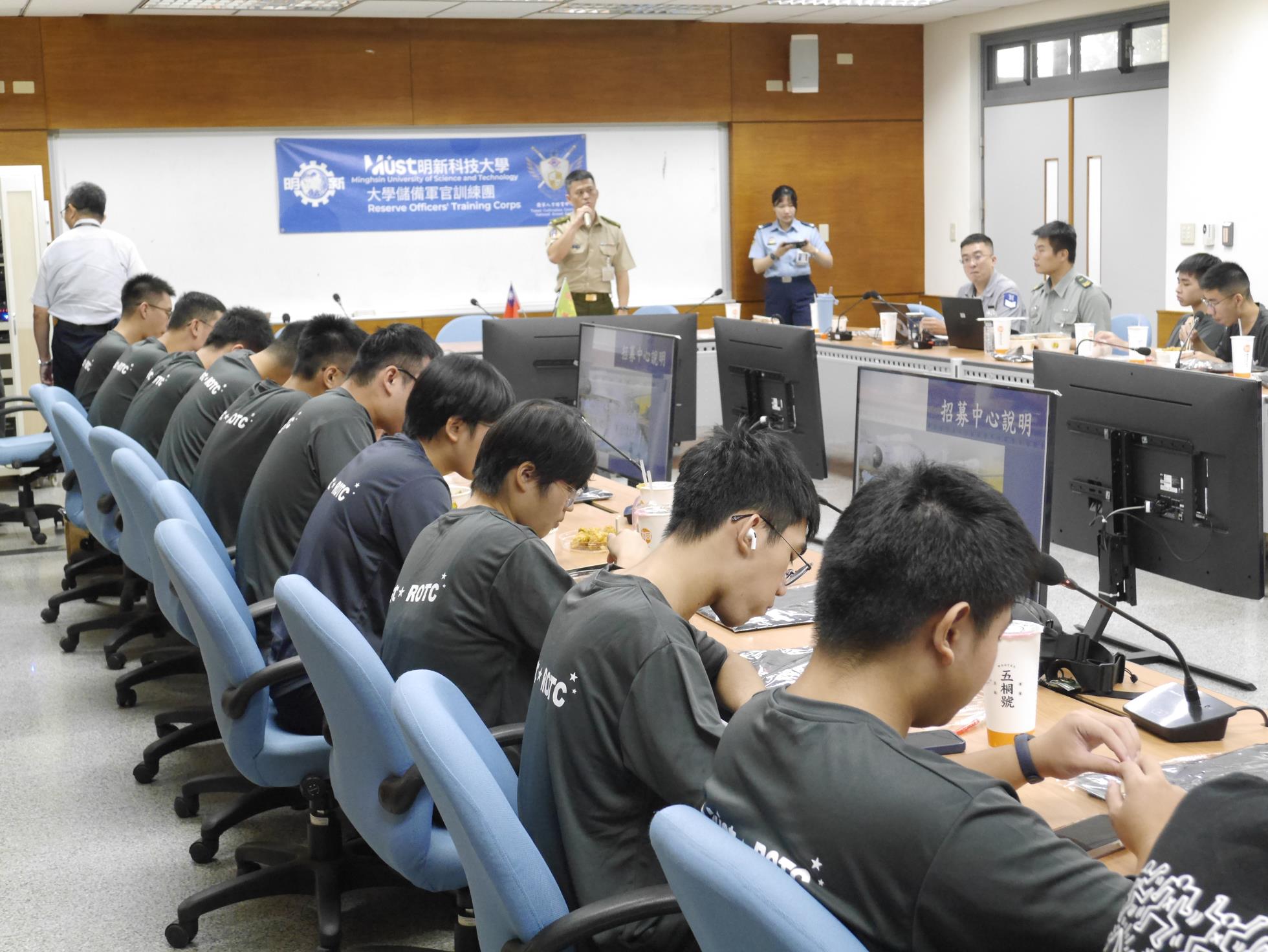 005.國軍新竹招募站站長曾少校介紹加入ROTC相關規定及循序職涯發展