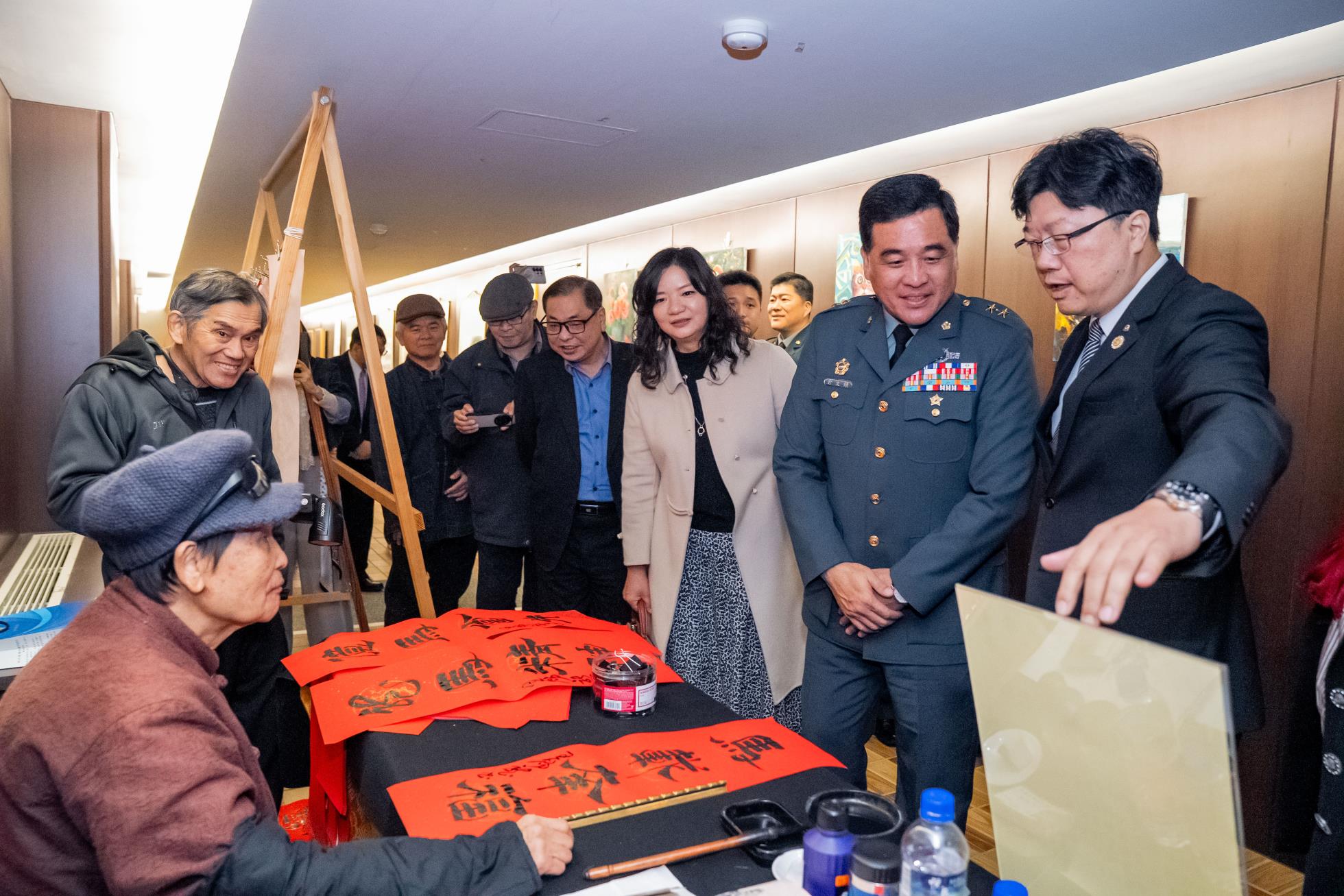 005.後備軍人表揚活動設有文化走廊展出名書法家春聯寫作