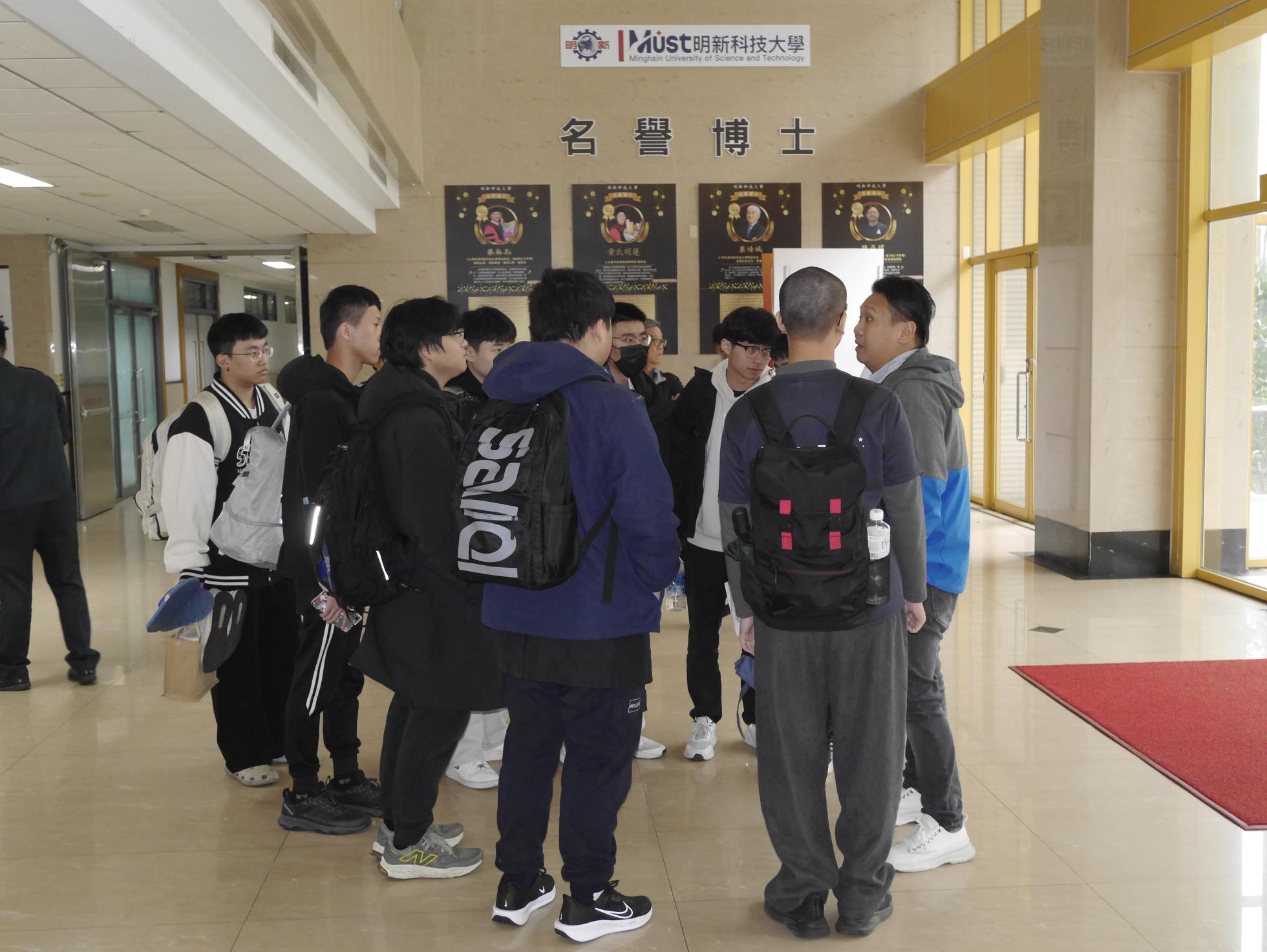 005.行前，本校 ROTC 承辦人袁書記再三叮嚀同學，務必確實遵守各項相關規定