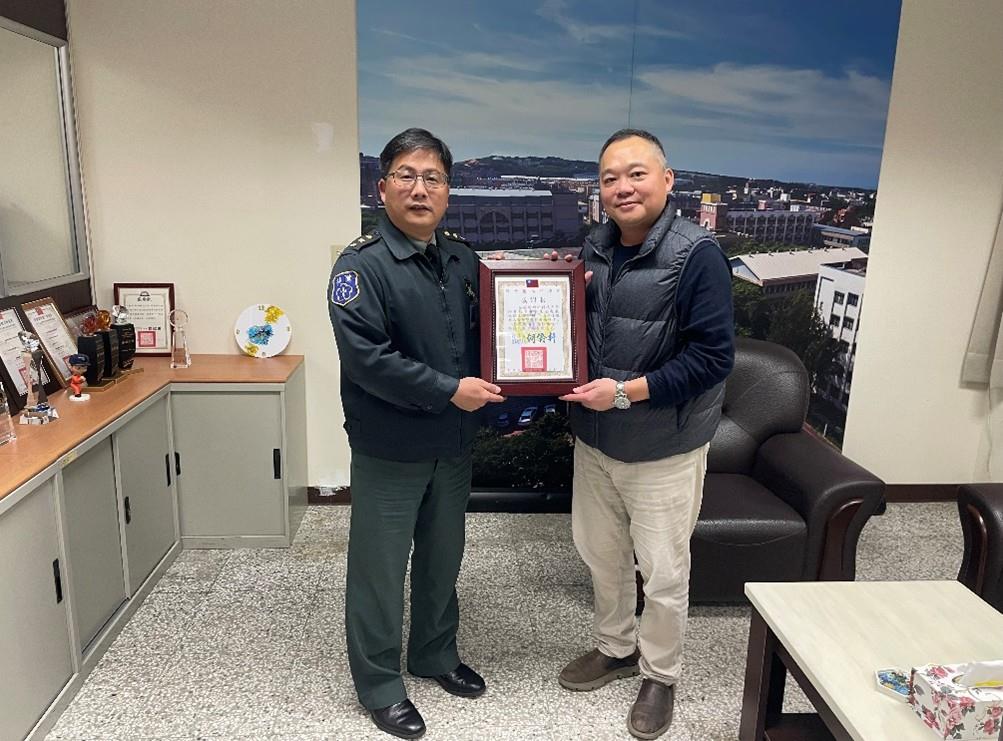 006.指揮官何上校亦致贈終身教育處白東岳處長「感謝狀」對國軍人才培育中心全力支持表揚活動表達感謝之意