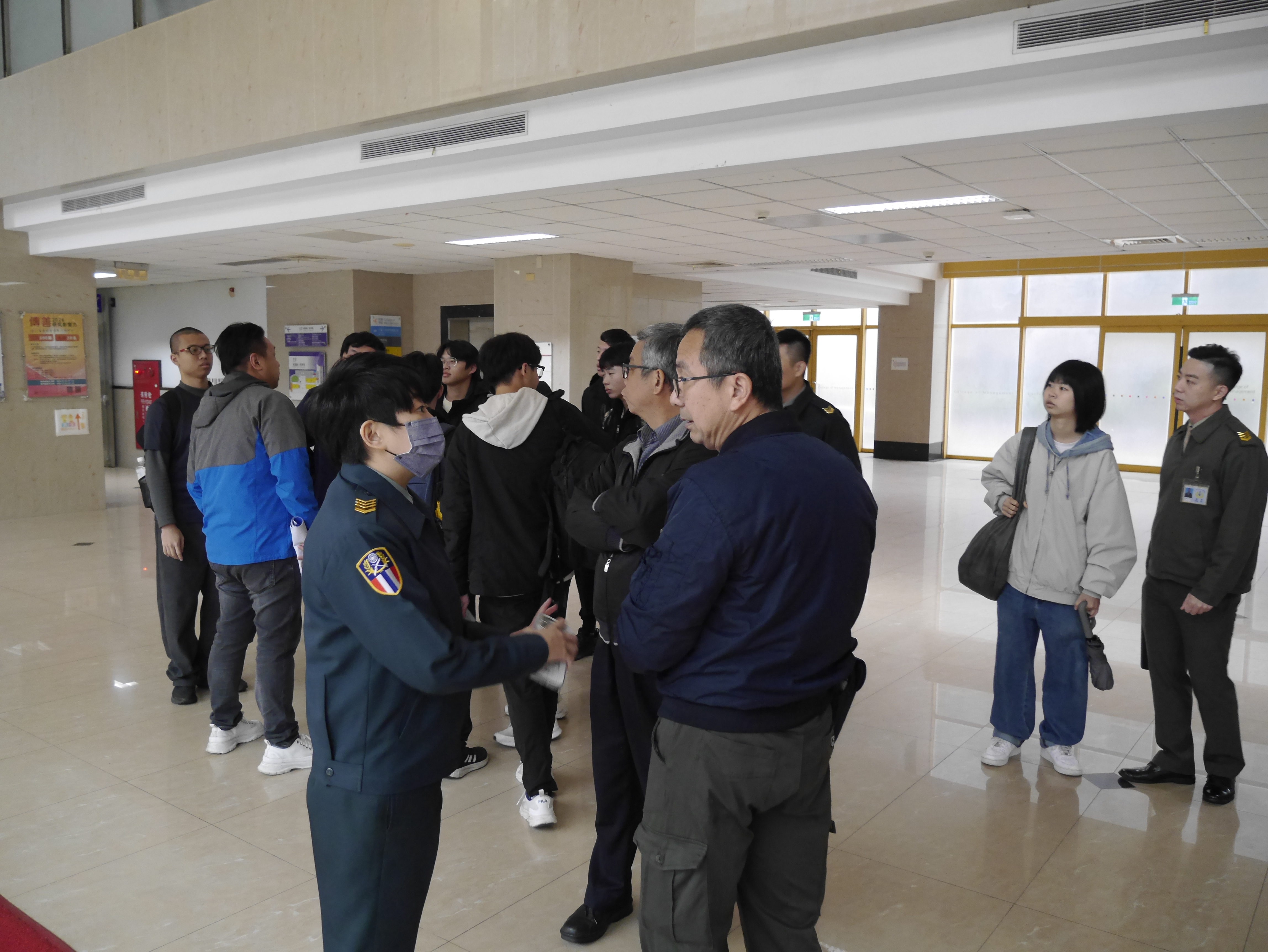 006.本校與國軍新竹招募站就同學搭乘專車前往官校報到等作業細節，保持密切協調與聯繫