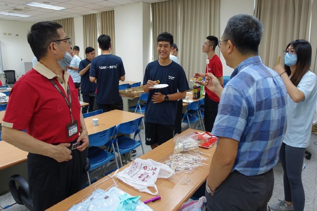 本校以舉辦餐會方式建立ROTC師長各年班同學情感交流