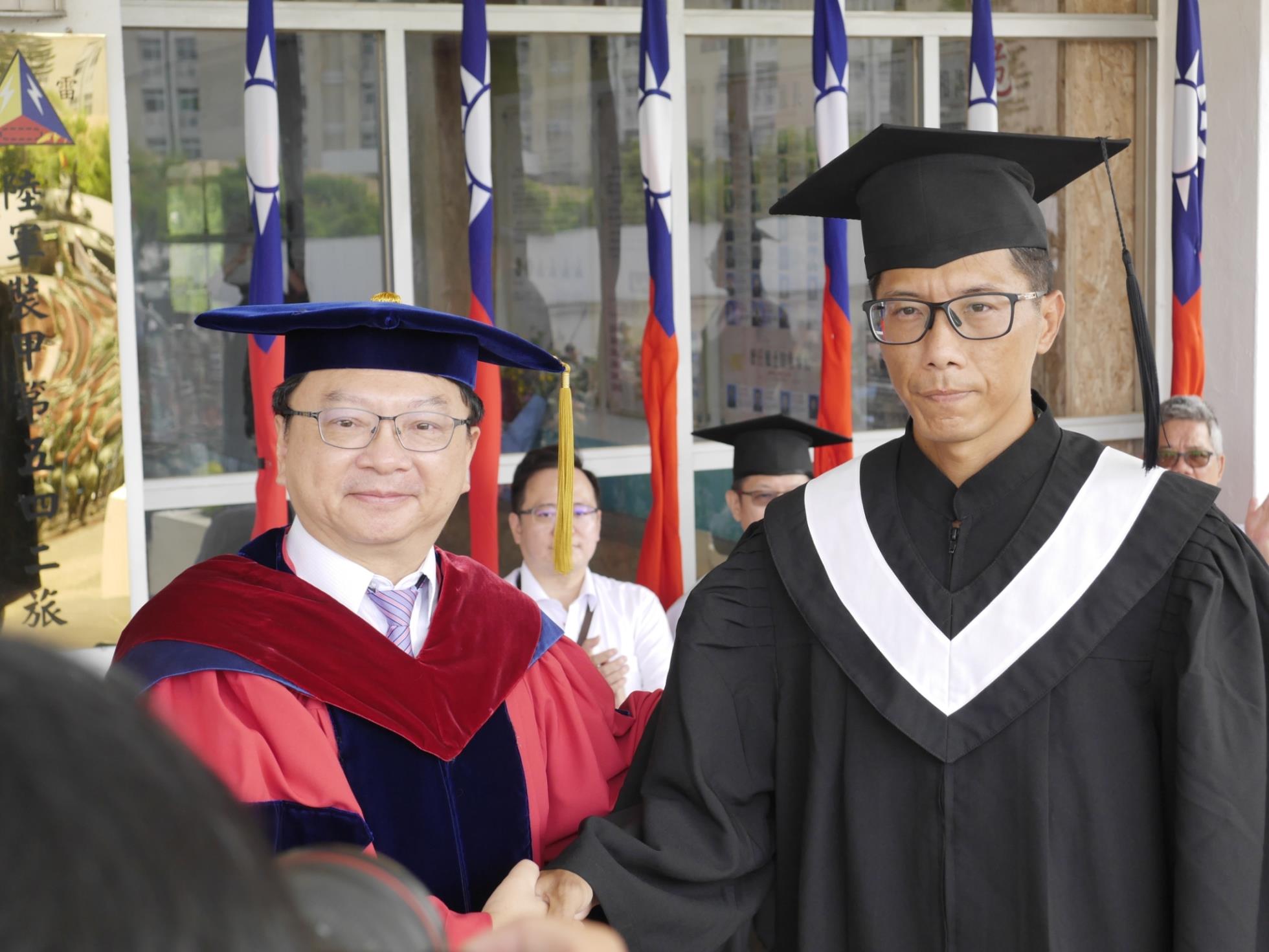 007.校長呂明峯親自為參加本次營區專班畢業同學撥穗，並表達祝賀之意