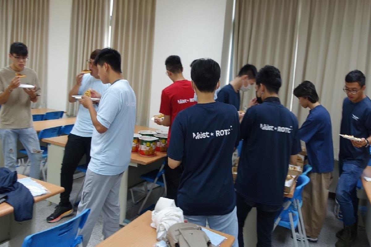 期末餐會ROTC各年級同學交流互動情形